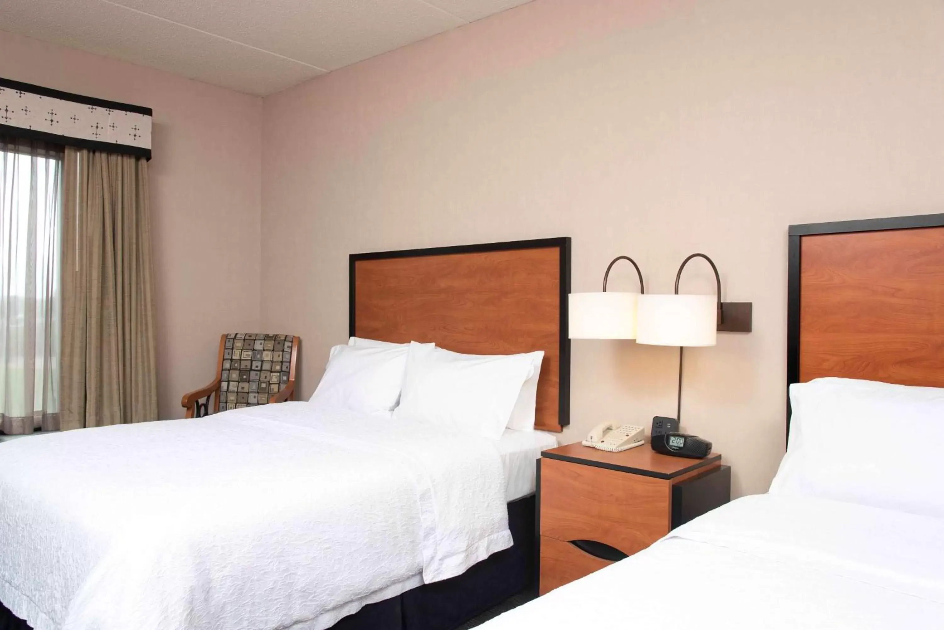 Bed in Hampton Inn and Suites Indianapolis-Fishers