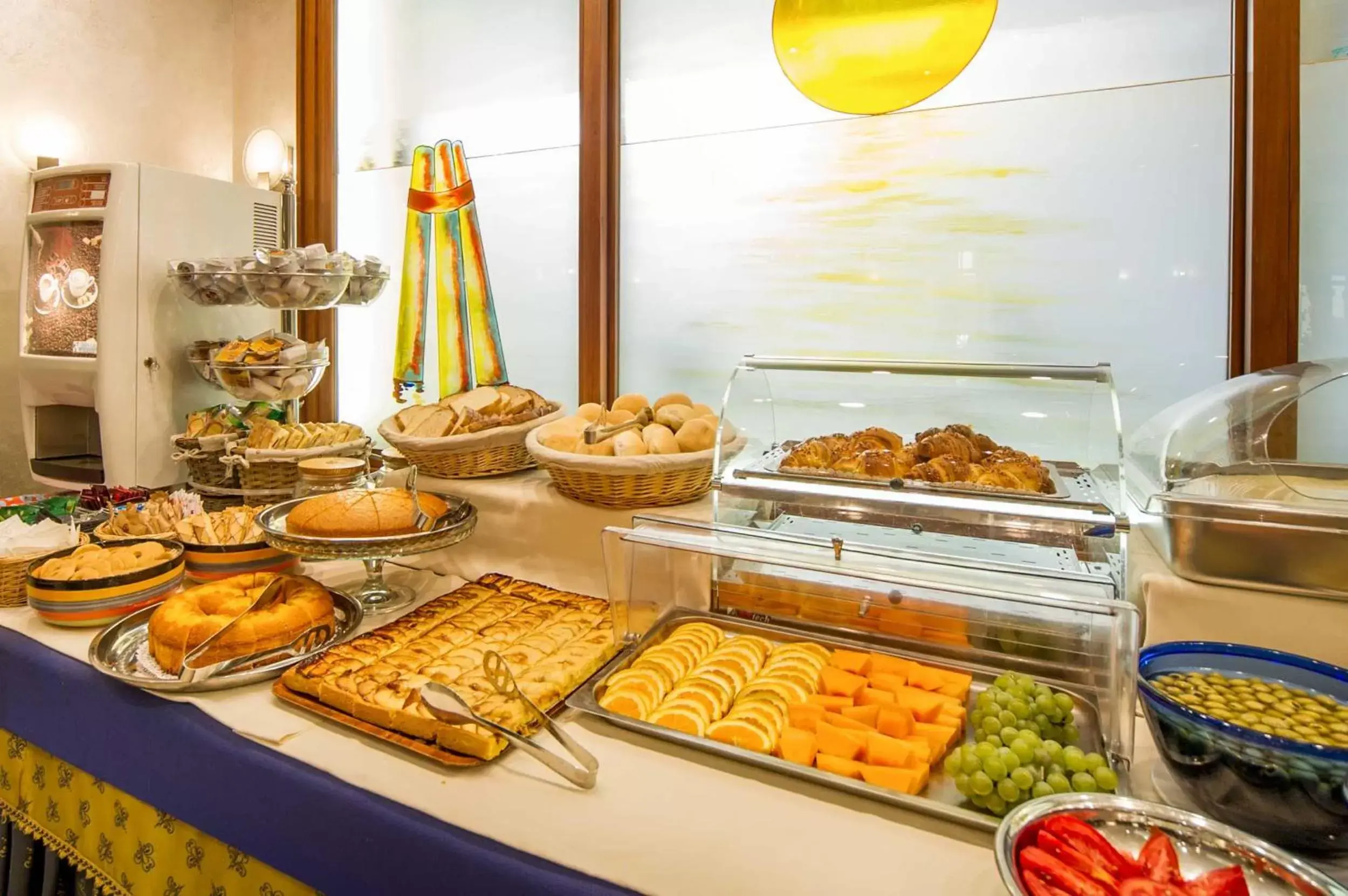 Buffet breakfast, Food in Hotel Centrale