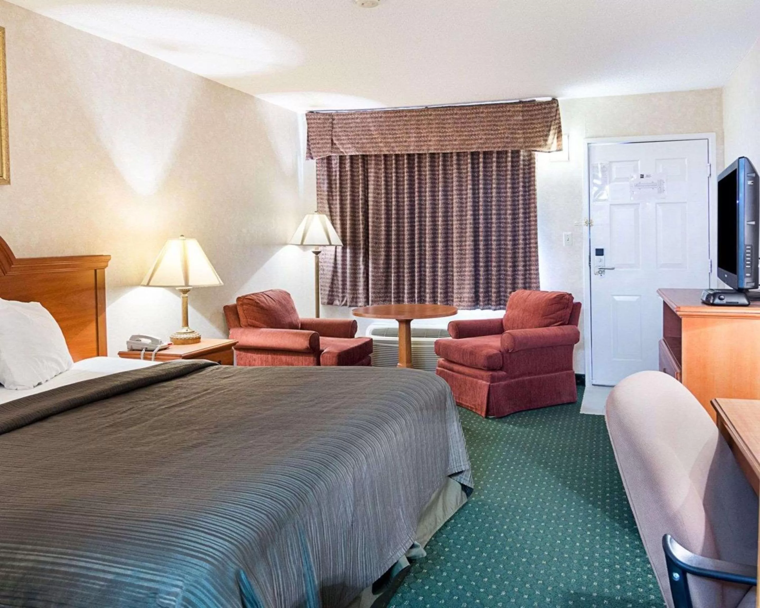 Photo of the whole room, Bed in Quality Inn Petersburg Fort Lee Area