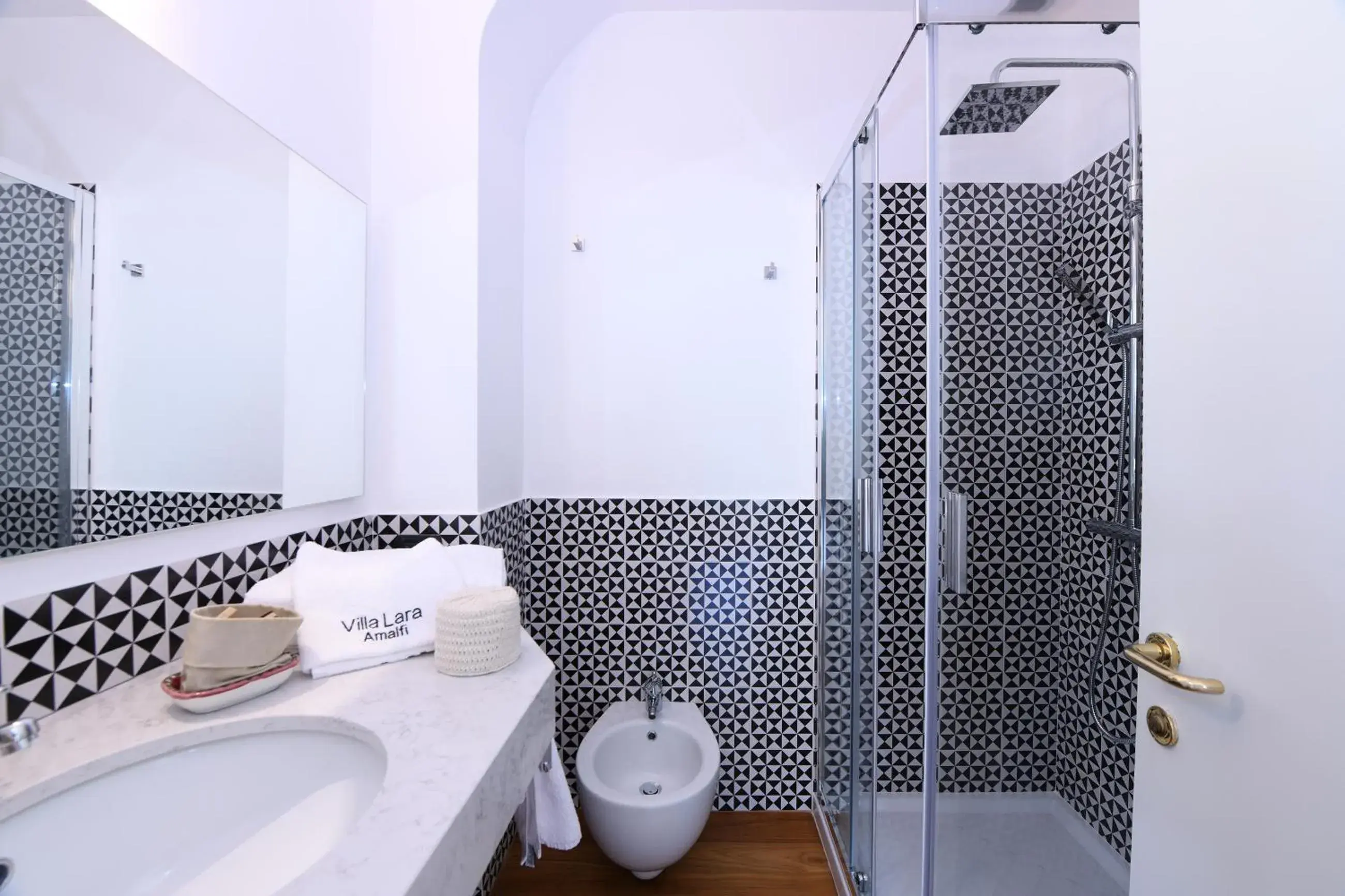 Bathroom in Villa Lara Hotel