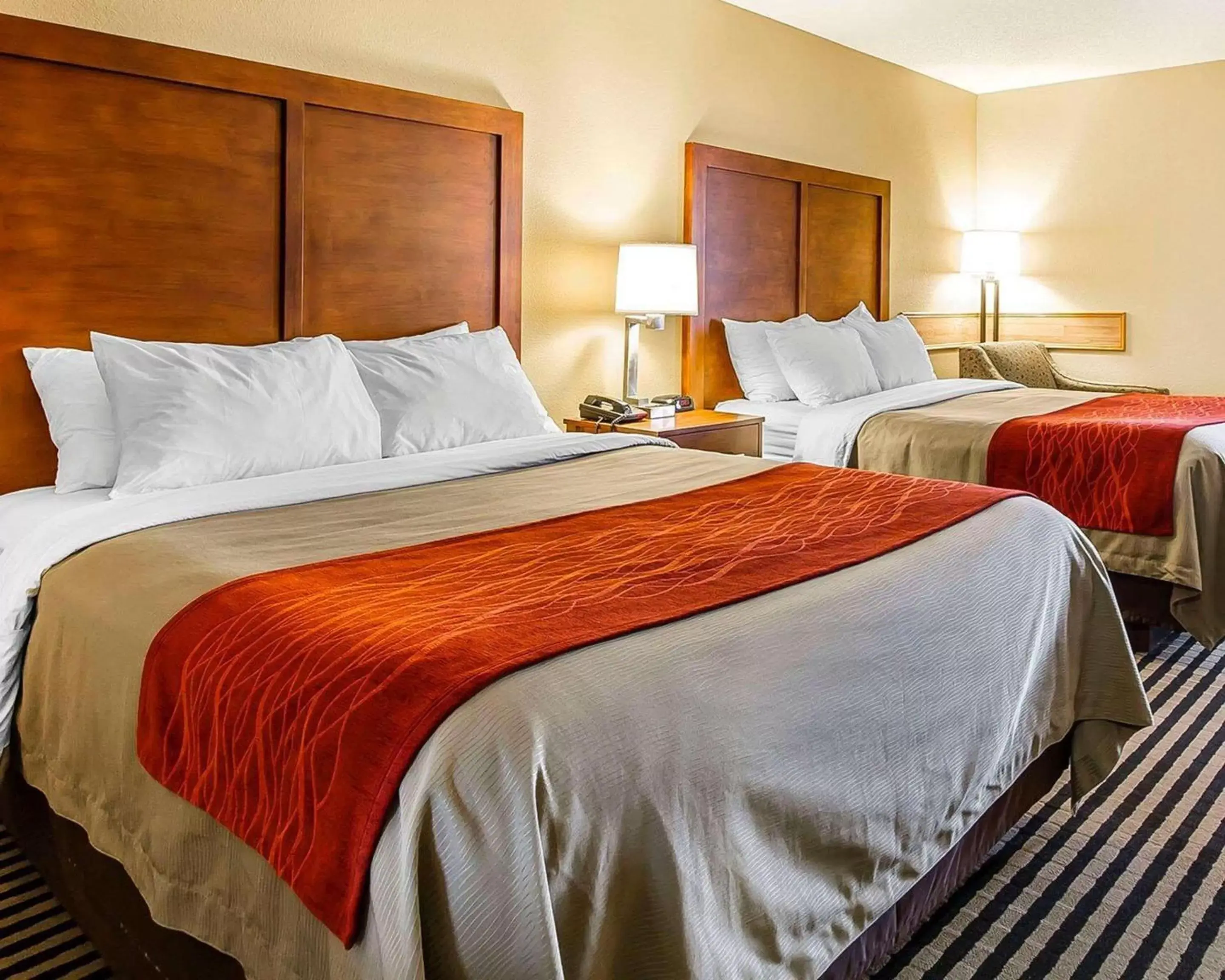 Photo of the whole room, Bed in Comfort Inn Owatonna near Medical Center