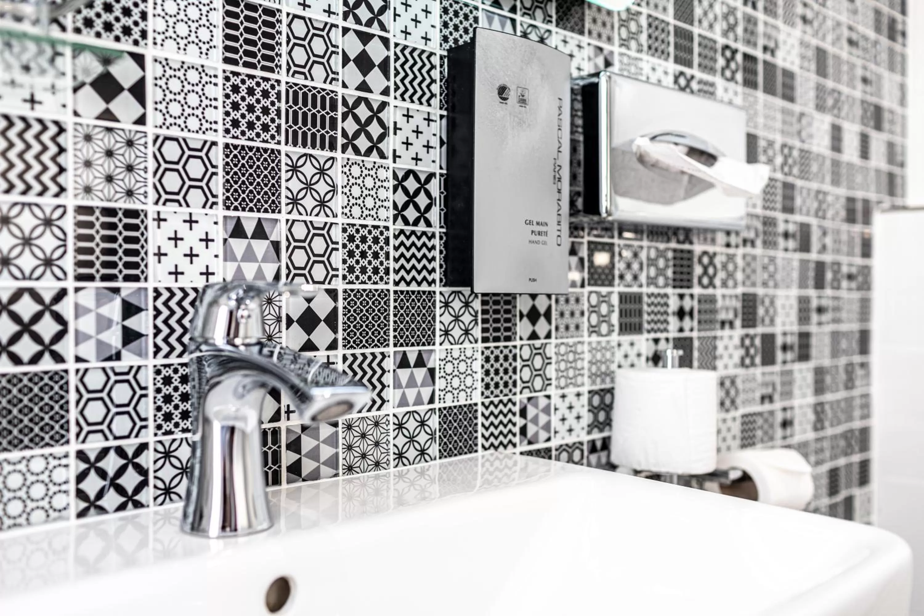 Bathroom in Hôtel de Bellevue Paris Gare du Nord