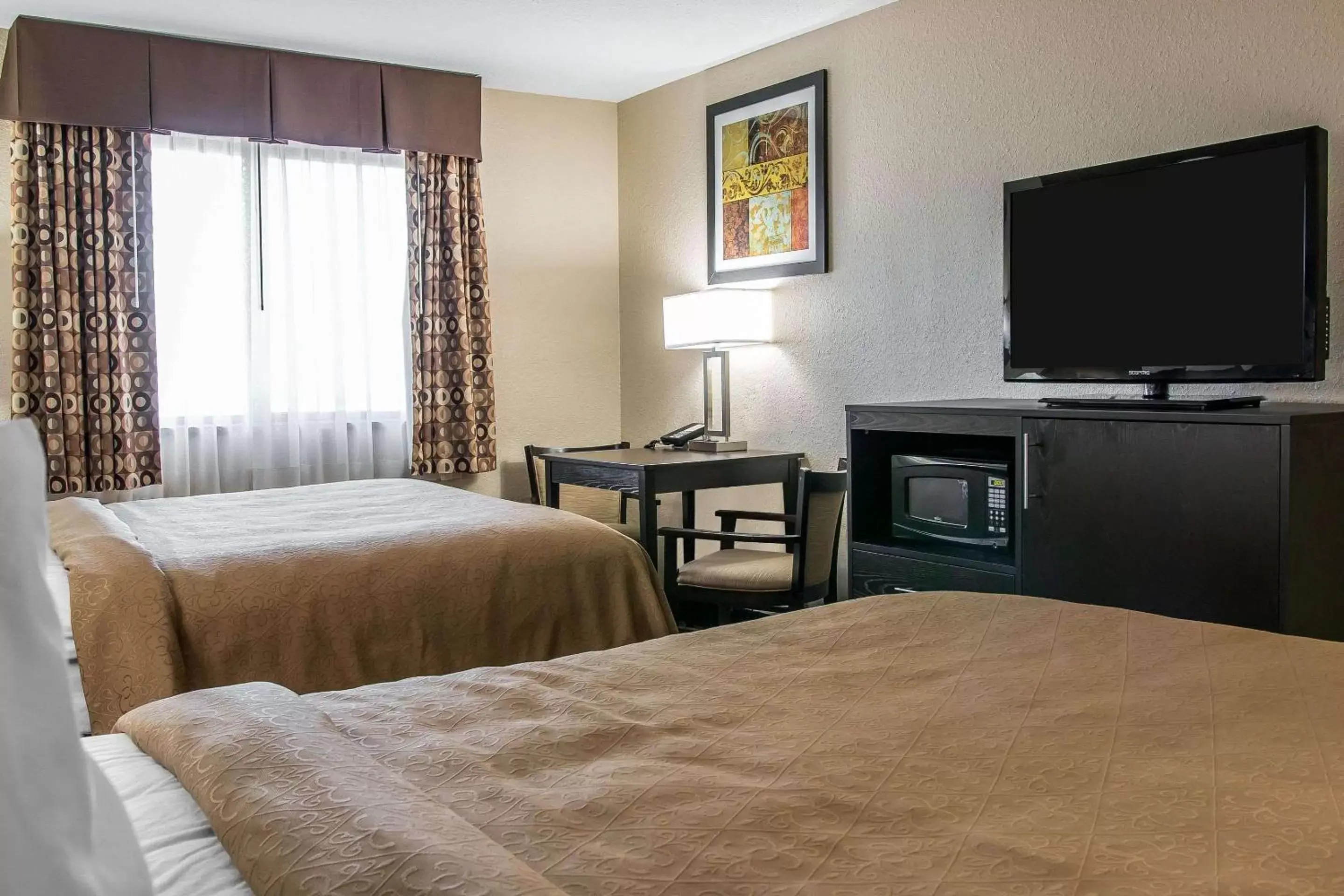 Bedroom, TV/Entertainment Center in Quality Inn Grand Rapids South-Byron Center