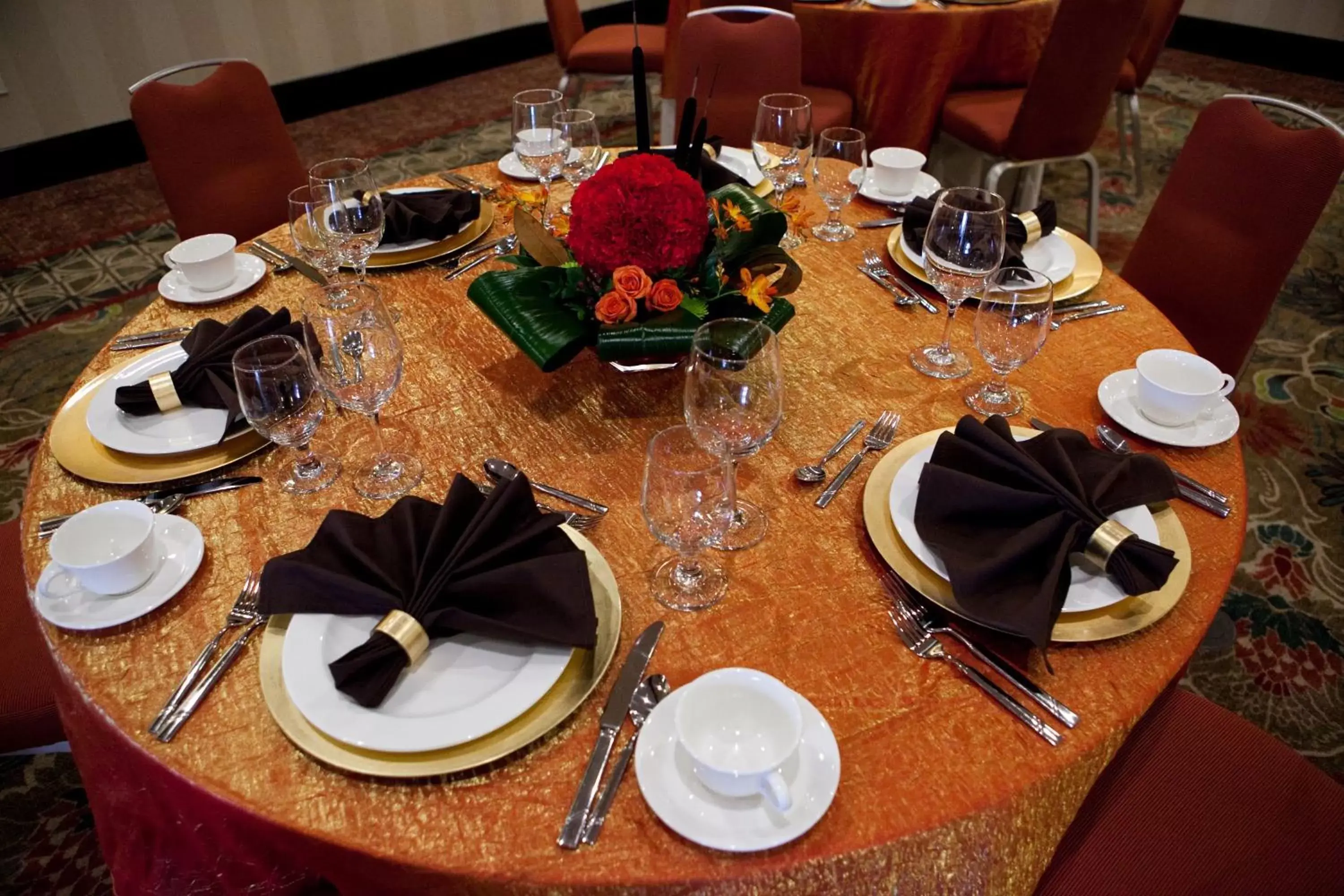 Banquet/Function facilities, Restaurant/Places to Eat in Crowne Plaza Anchorage-Midtown, an IHG Hotel