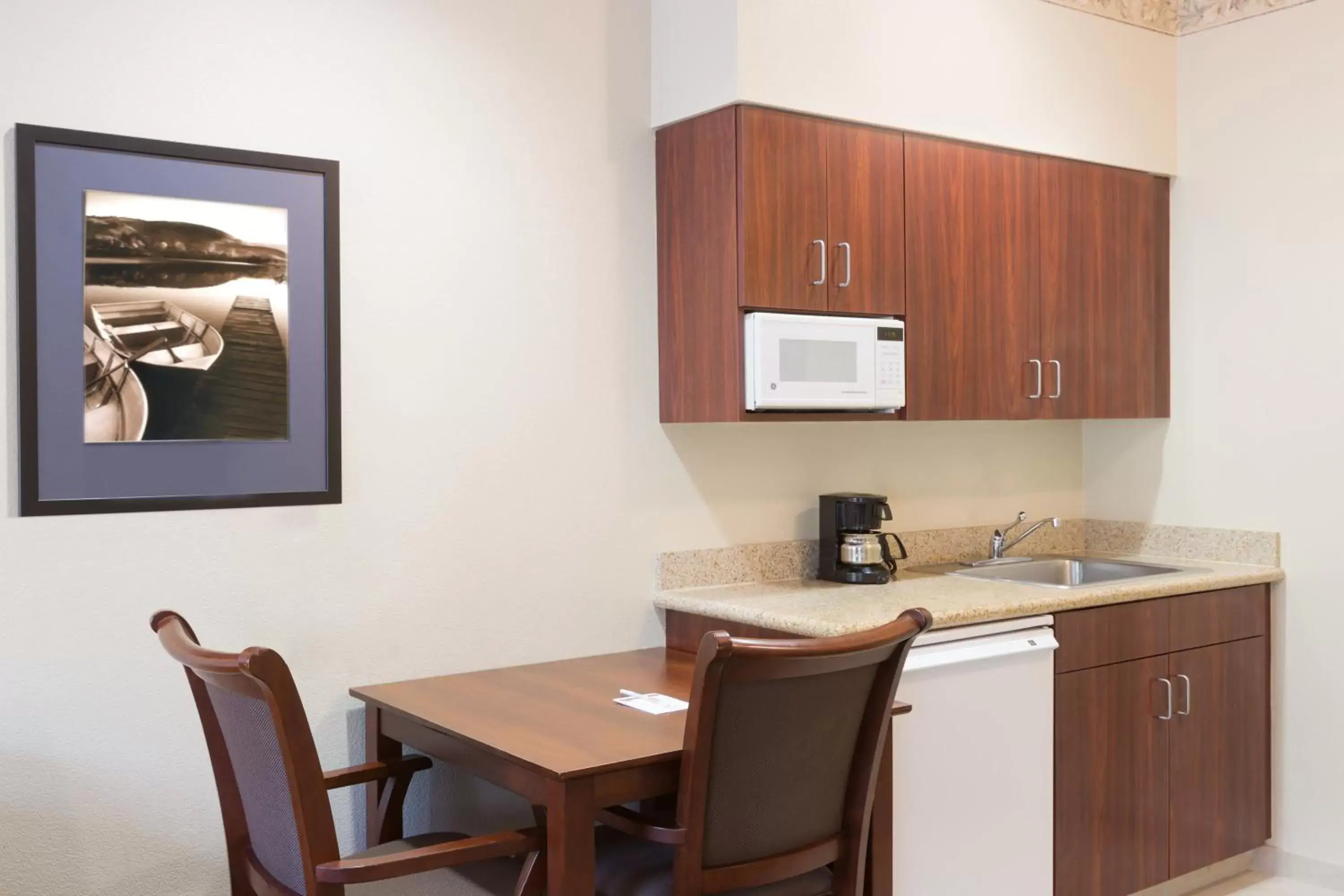 Kitchen or kitchenette, Kitchen/Kitchenette in Hawthorn Suites by Wyndham Rancho Cordova/Folsom