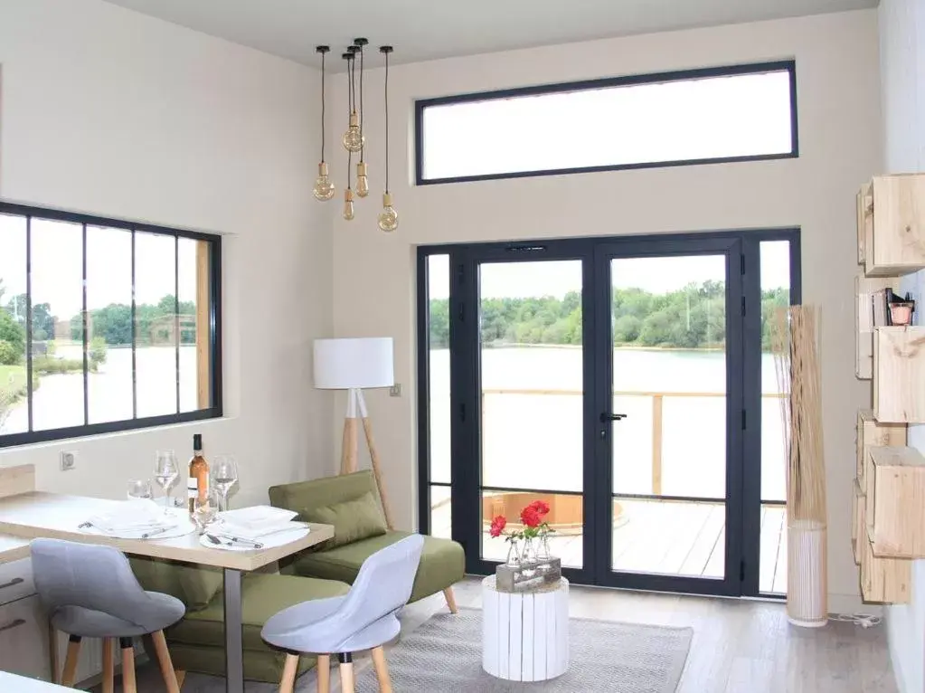 Seating area, Dining Area in EcoLodges Les Carrelets - Golf des Graves et du Sauternais