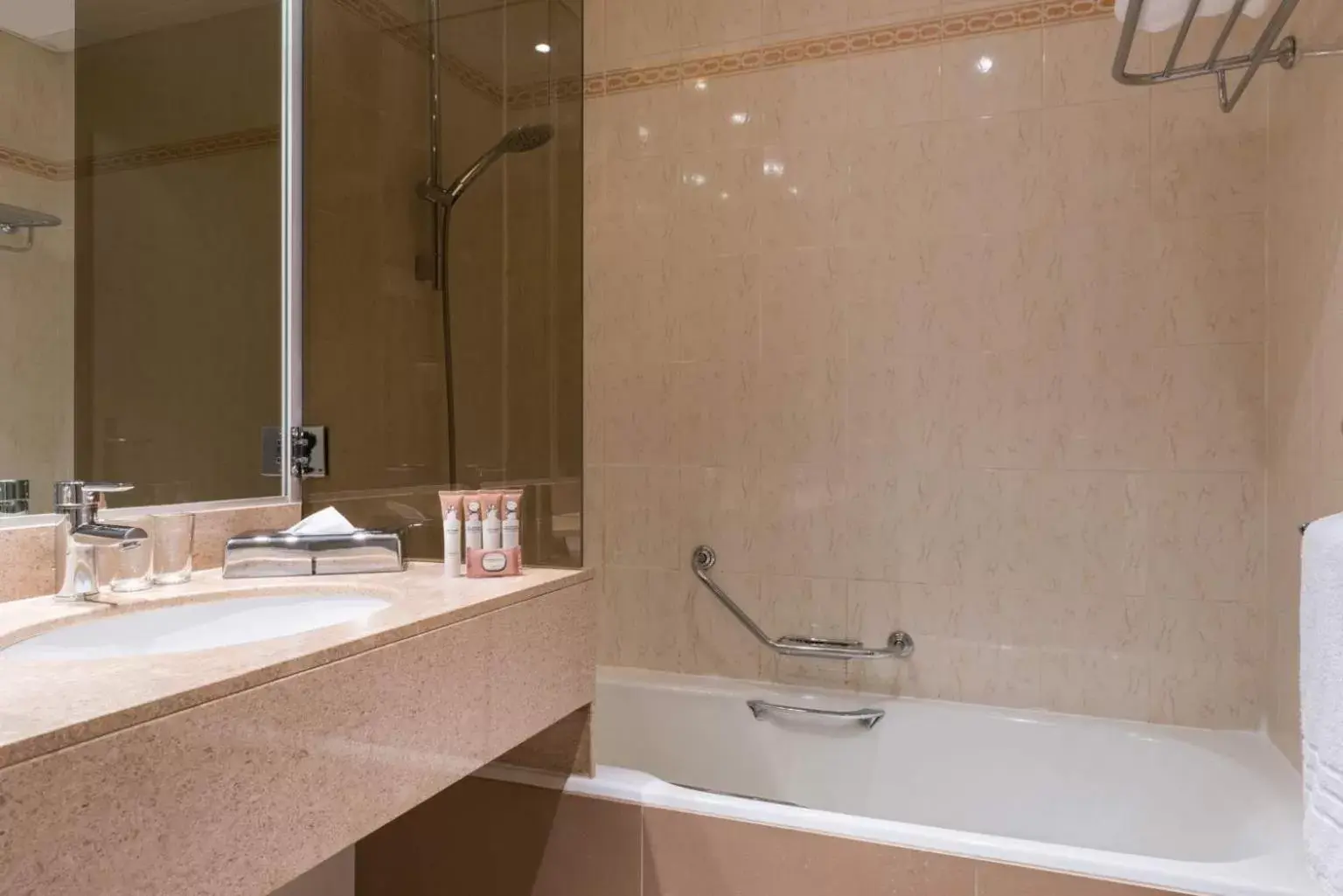Bathroom in Hotel Paris Boulogne