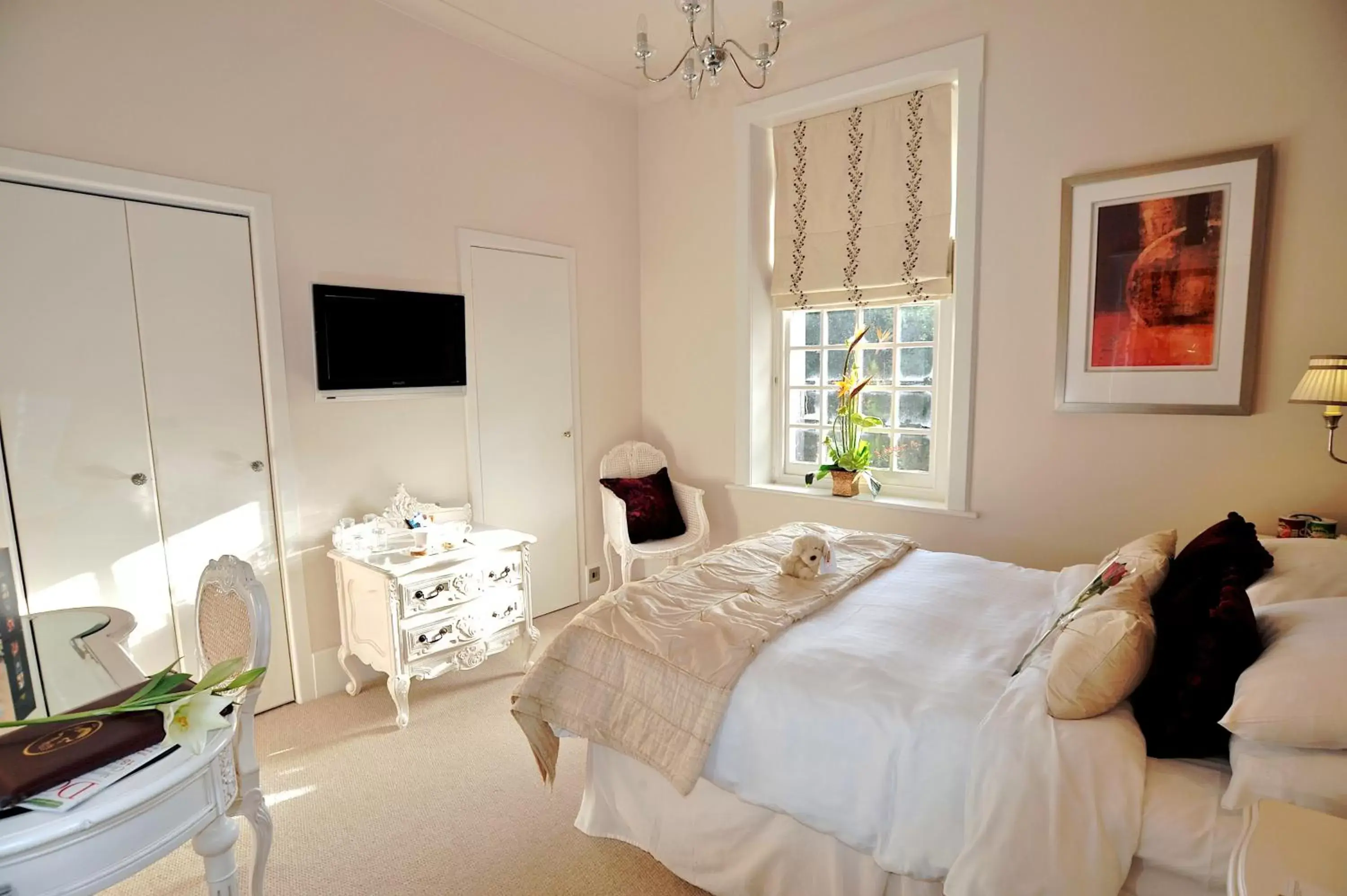 Bedroom, Bed in Langtry Manor Hotel