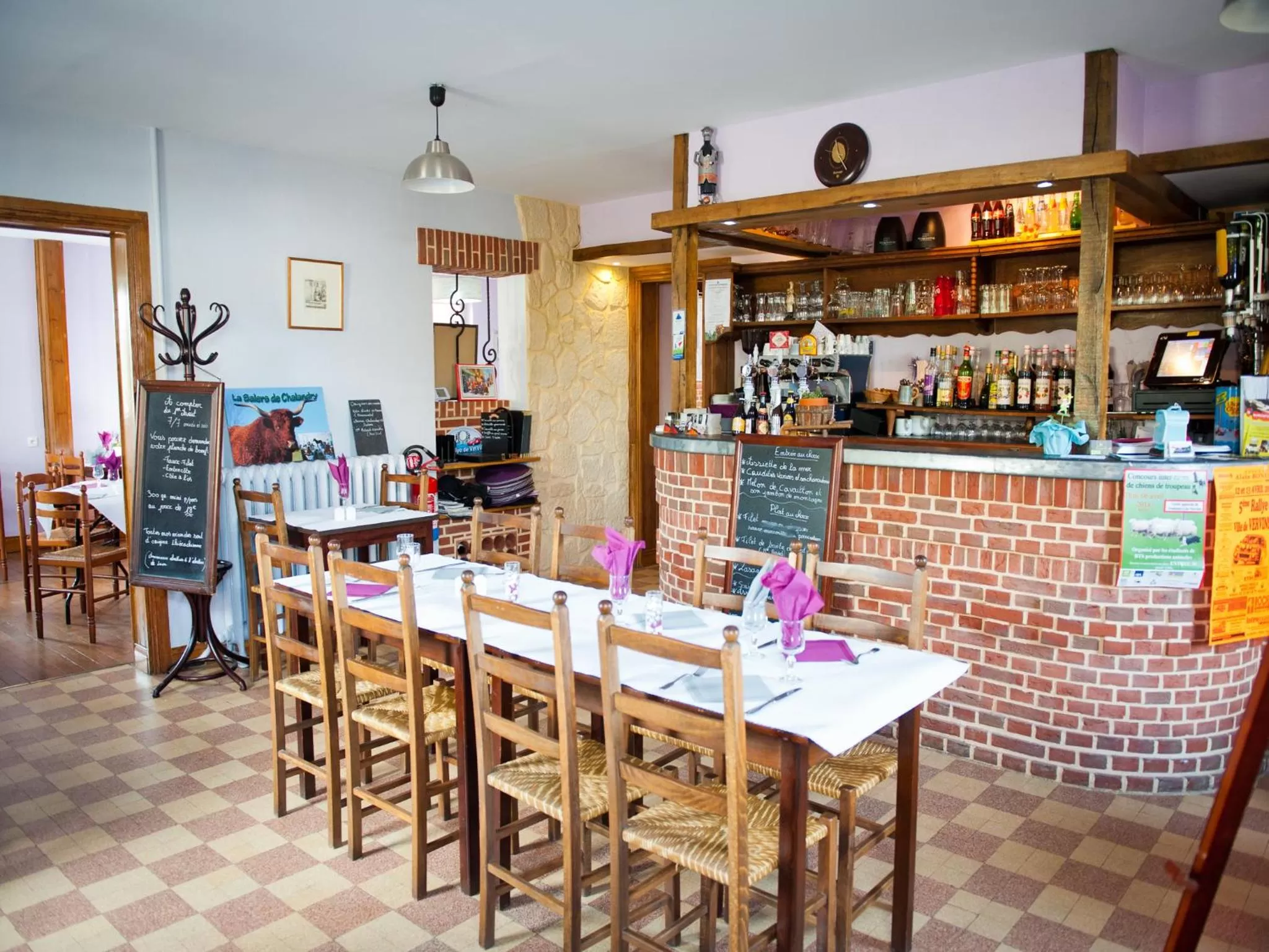 Communal lounge/ TV room in Logis Hotel Restaurant Le Relais Fleuri