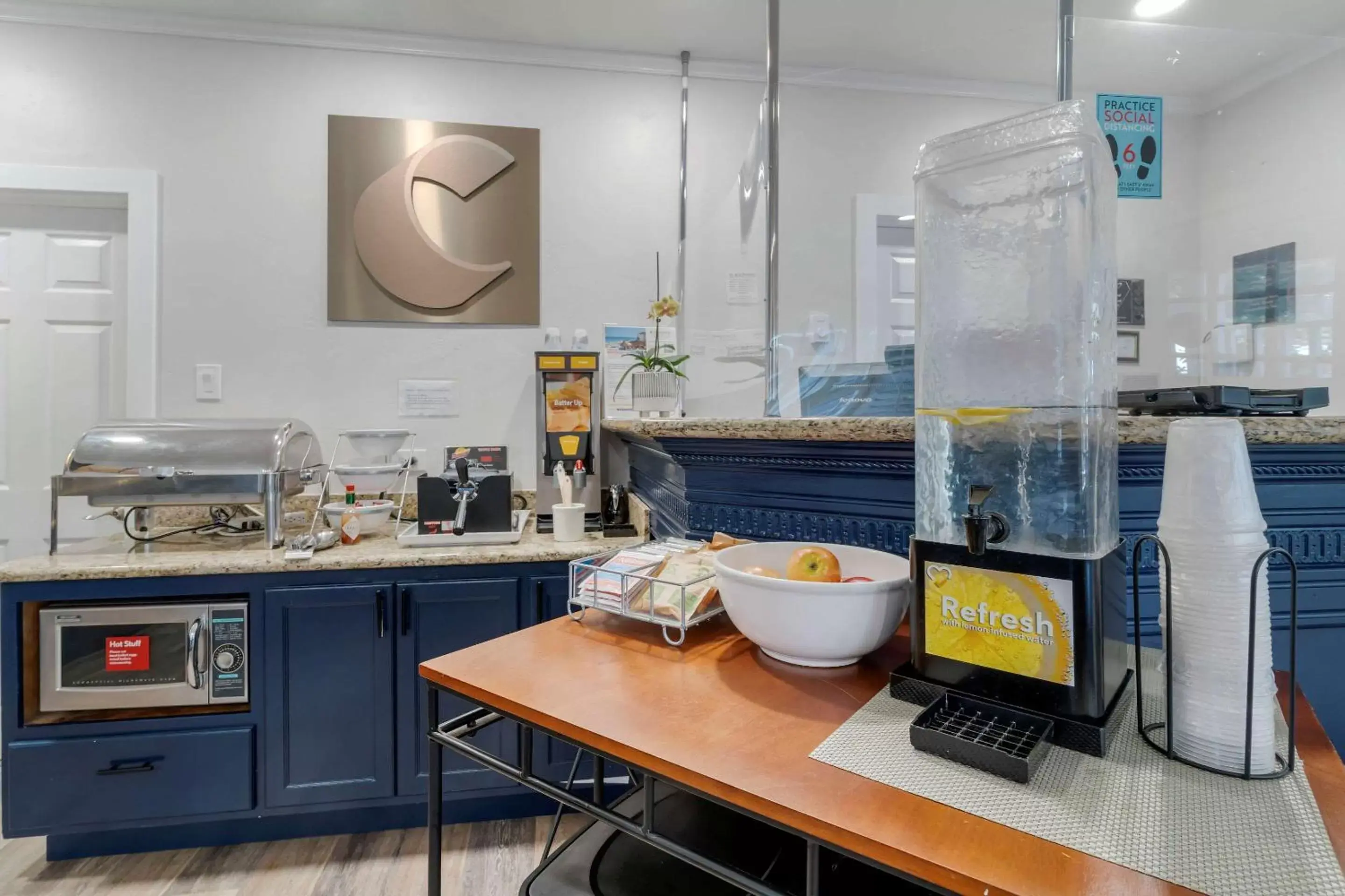 Breakfast, Kitchen/Kitchenette in Comfort Inn Carmel By the Sea