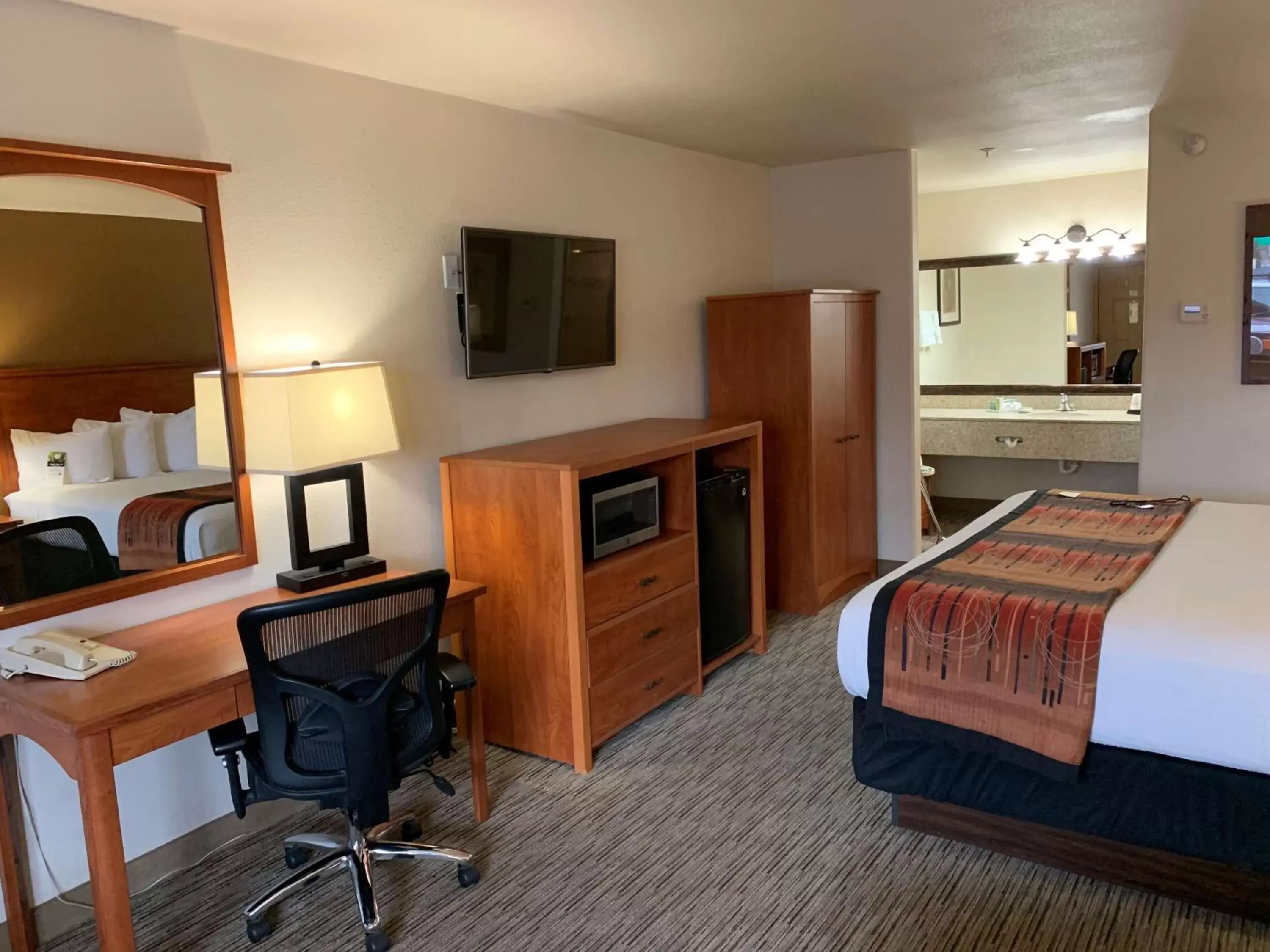 Photo of the whole room, TV/Entertainment Center in Best Western Grande River Inn & Suites