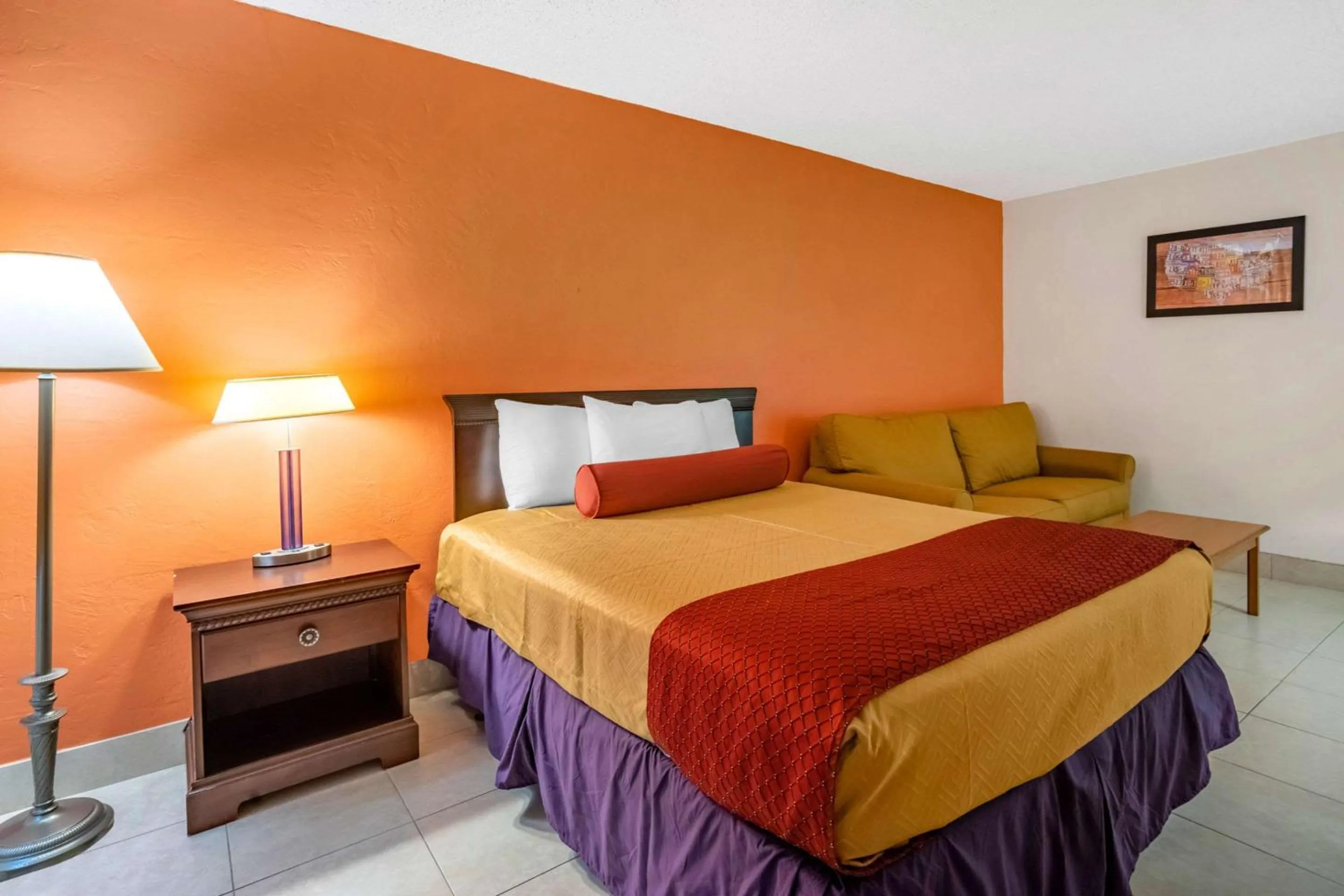 Photo of the whole room, Bed in Econo Lodge Fort Myers North