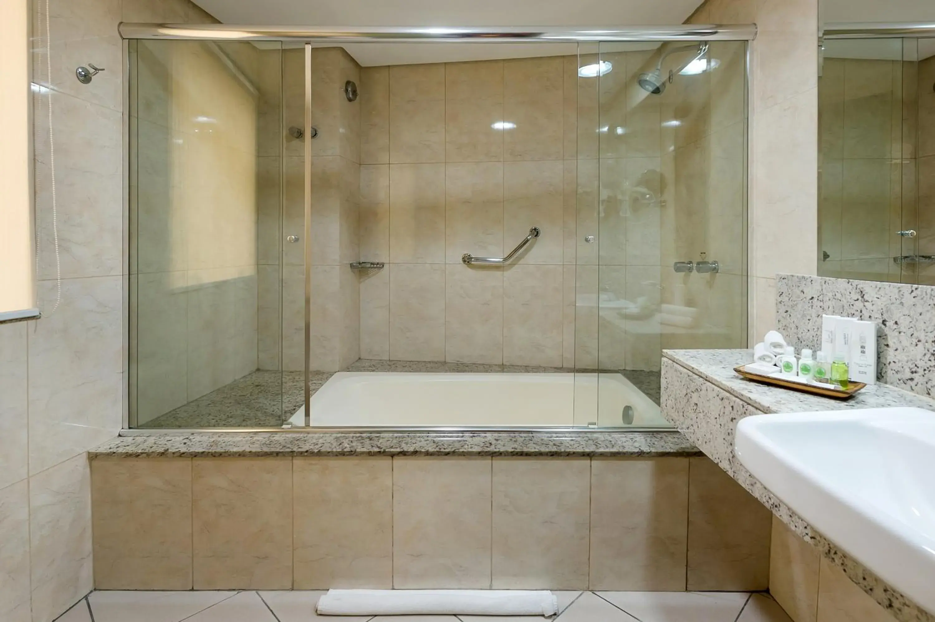 Bathroom in Grand Mercure Belem do Para