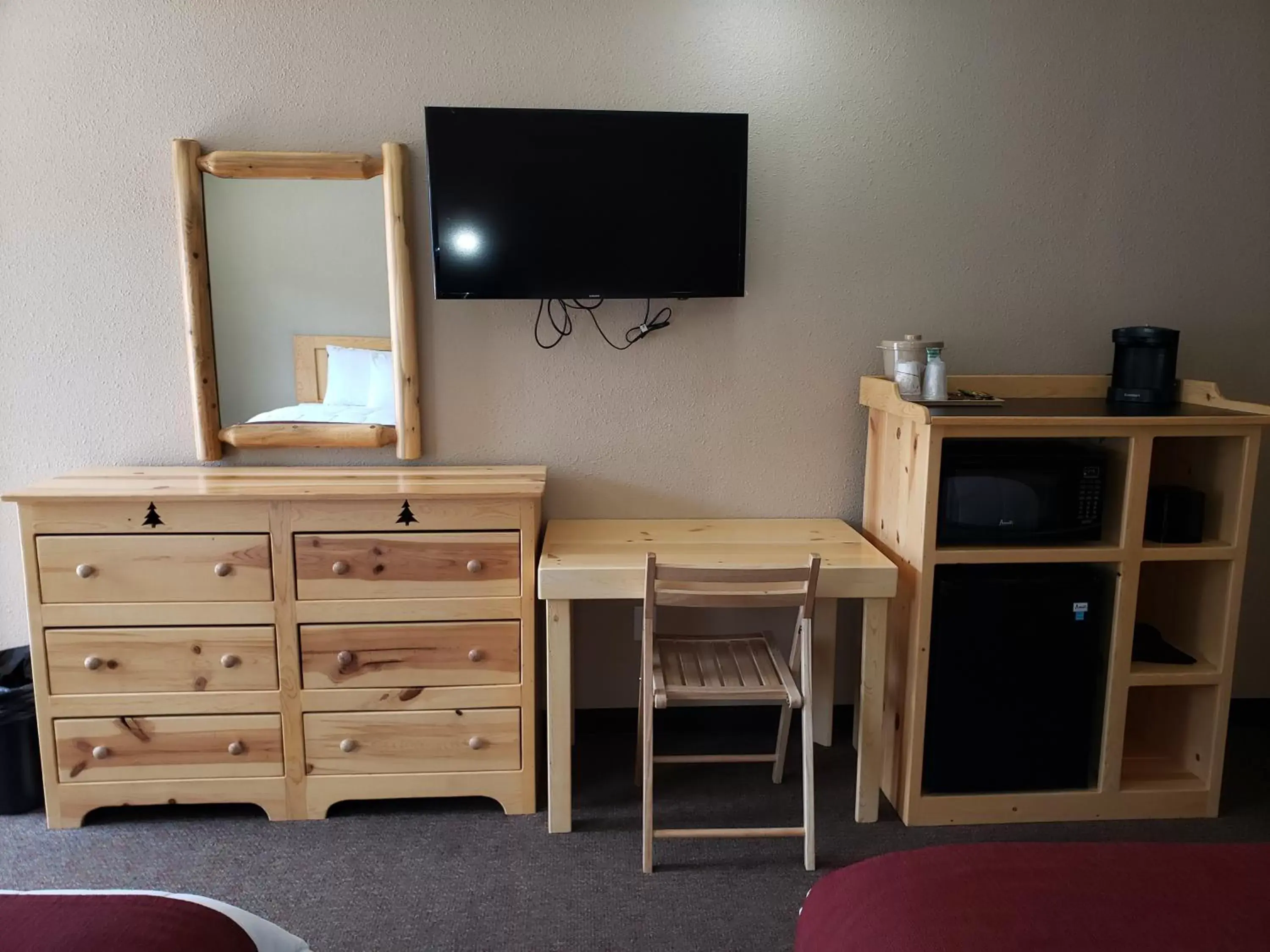 Bedroom, TV/Entertainment Center in Woodside Dells Hotel & Suites