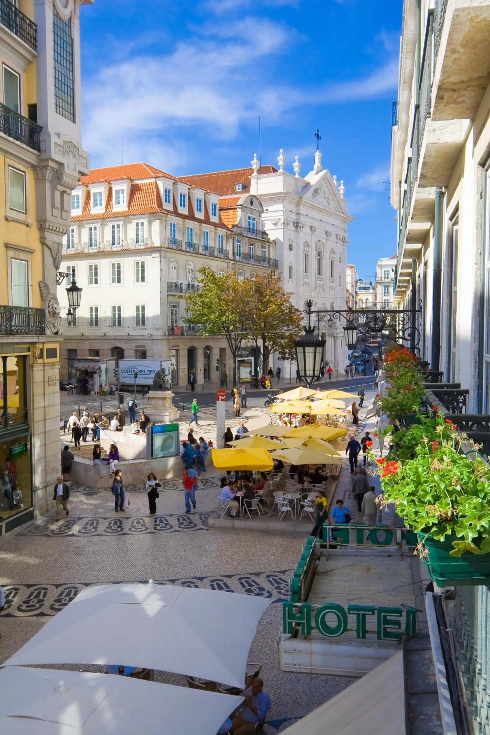 Facade/entrance in Hotel Borges Chiado
