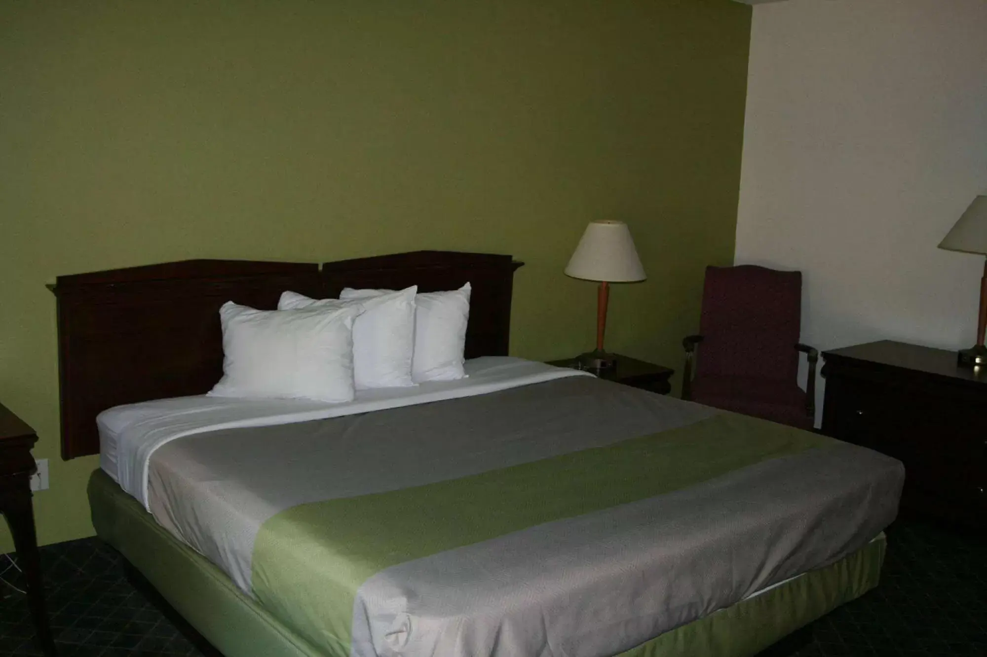 Photo of the whole room, Bed in Travelodge by Wyndham Roanoke