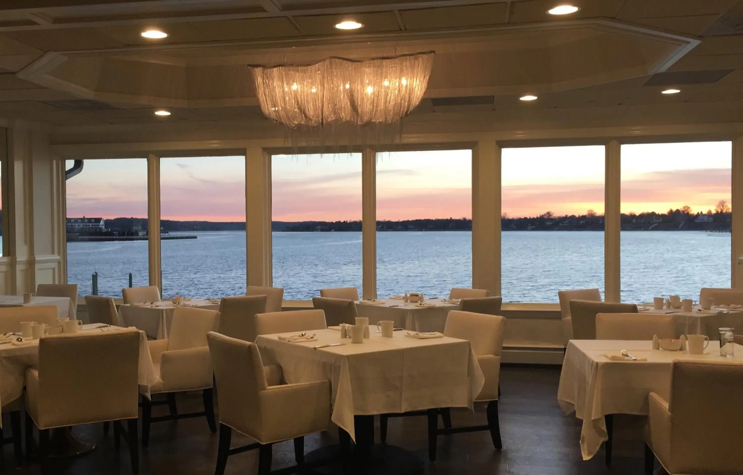 Patio, Restaurant/Places to Eat in Oyster Point Hotel