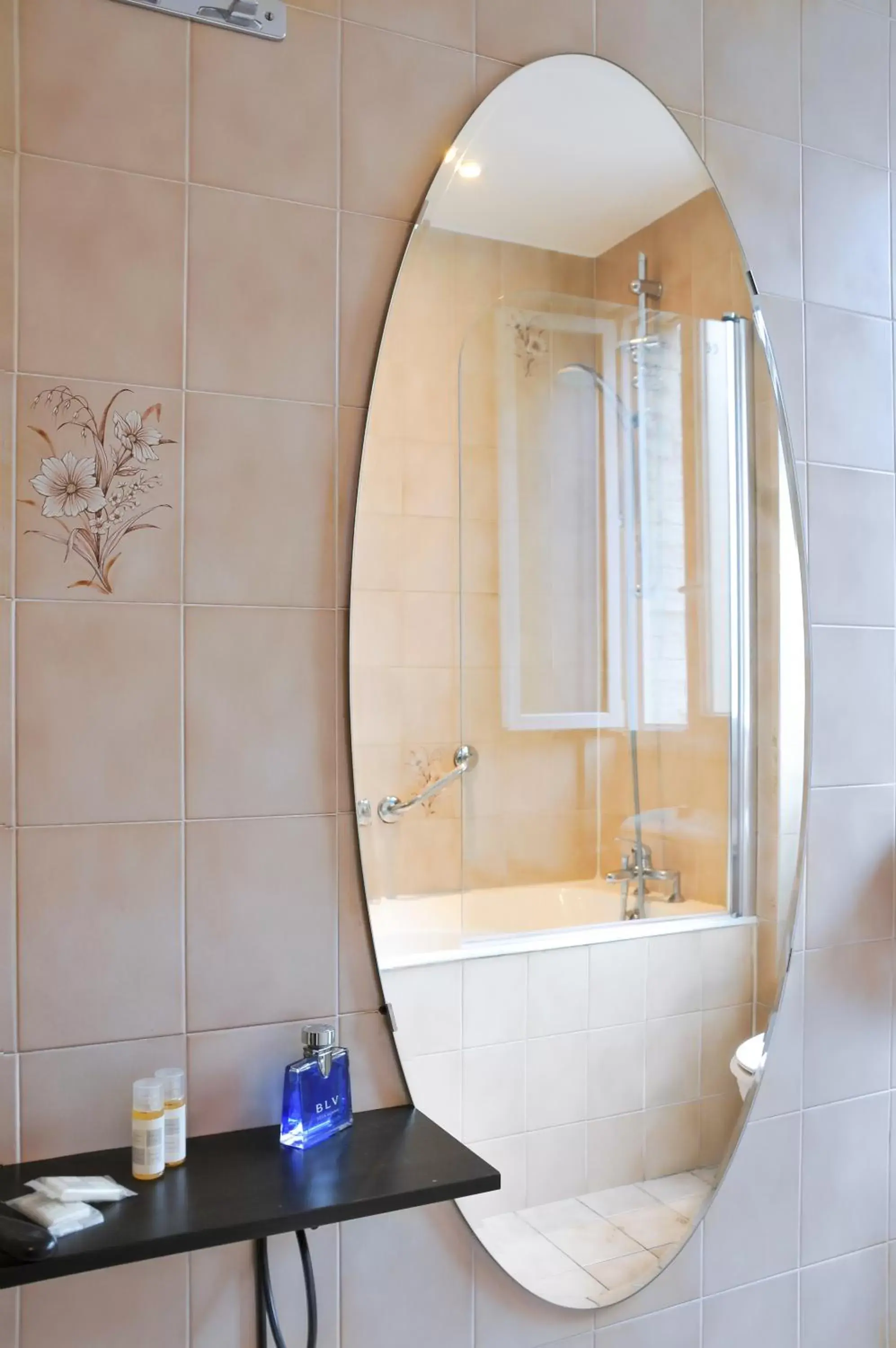 Bathroom in Hotel Eden Montmartre
