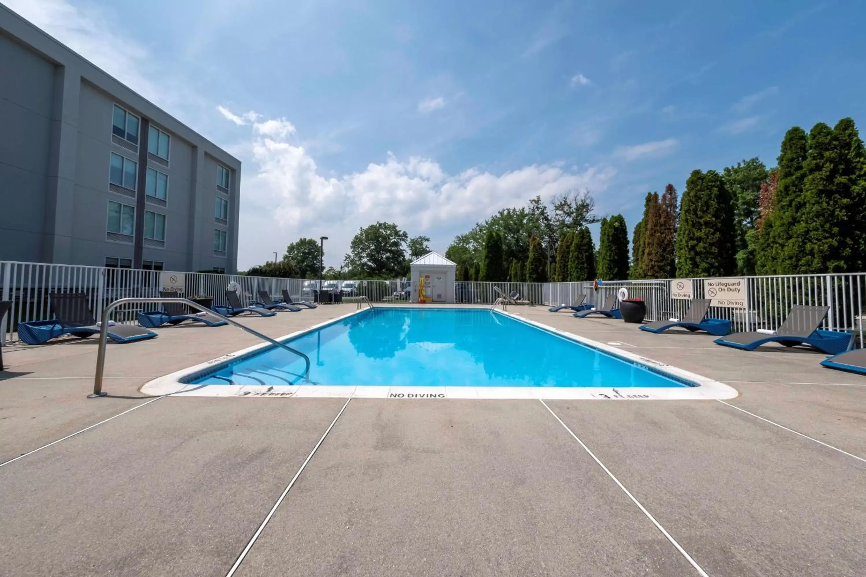 Pool view, Swimming Pool in Hampton Inn Swedesboro Philadelphia