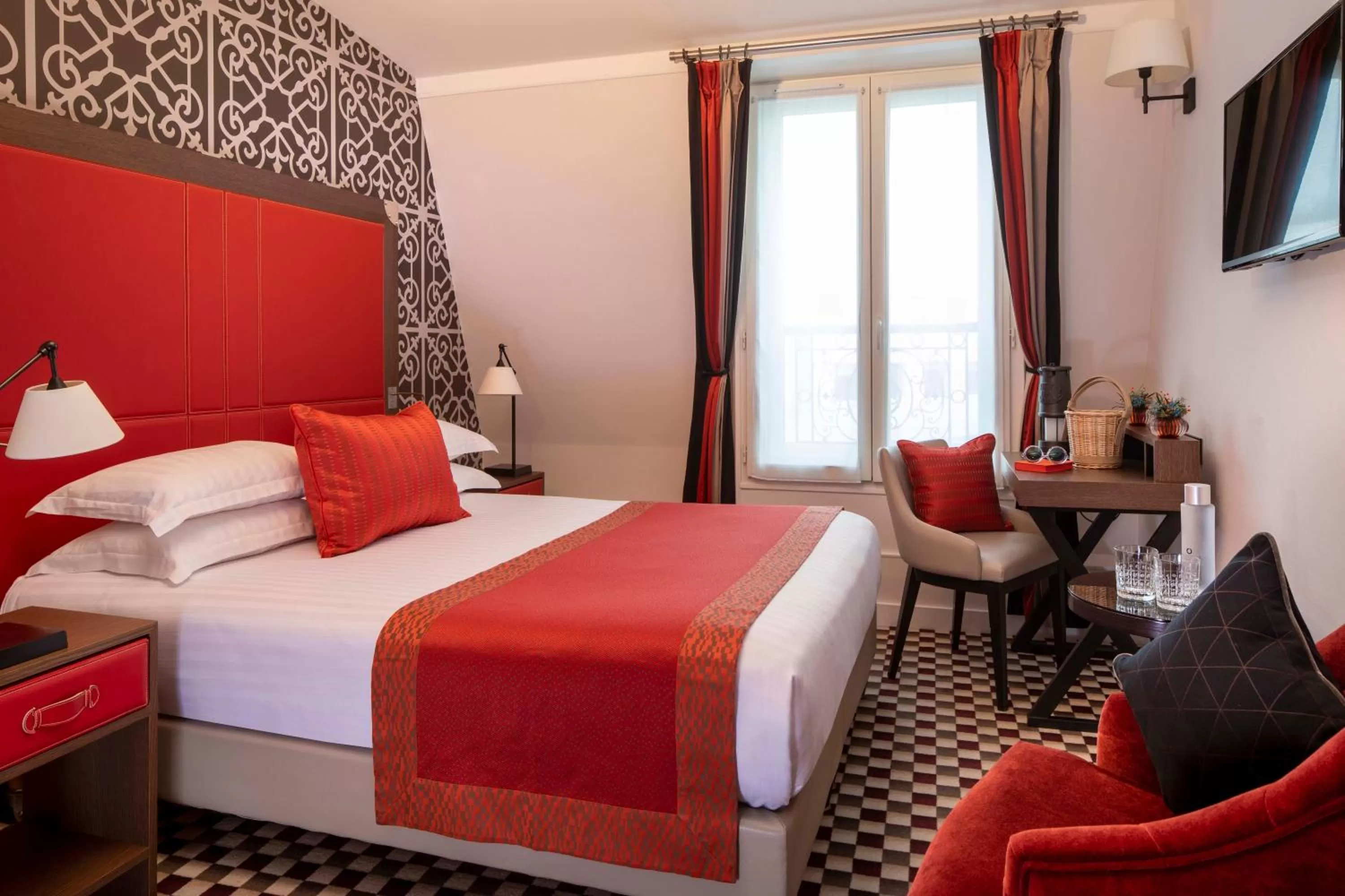 Bedroom, Bed in Hotel Phileas Lazare & Spa - Opera
