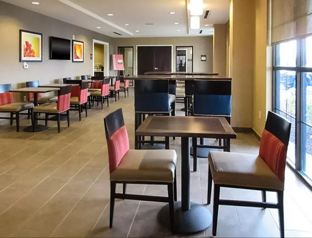 Lounge or bar, Lounge/Bar in Comfort Suites-Youngstown North