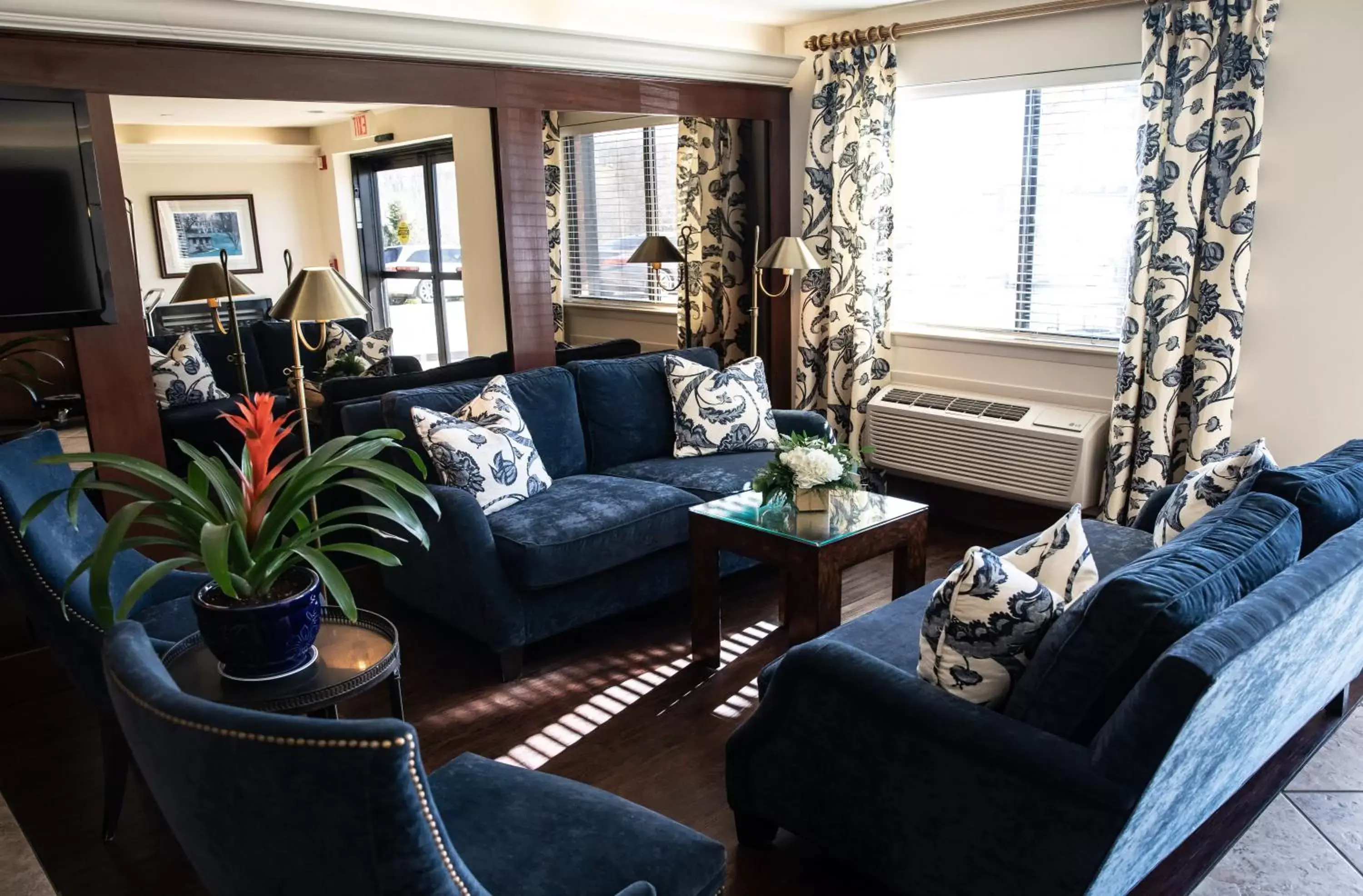 Lobby or reception, Seating Area in Hatfield Inn