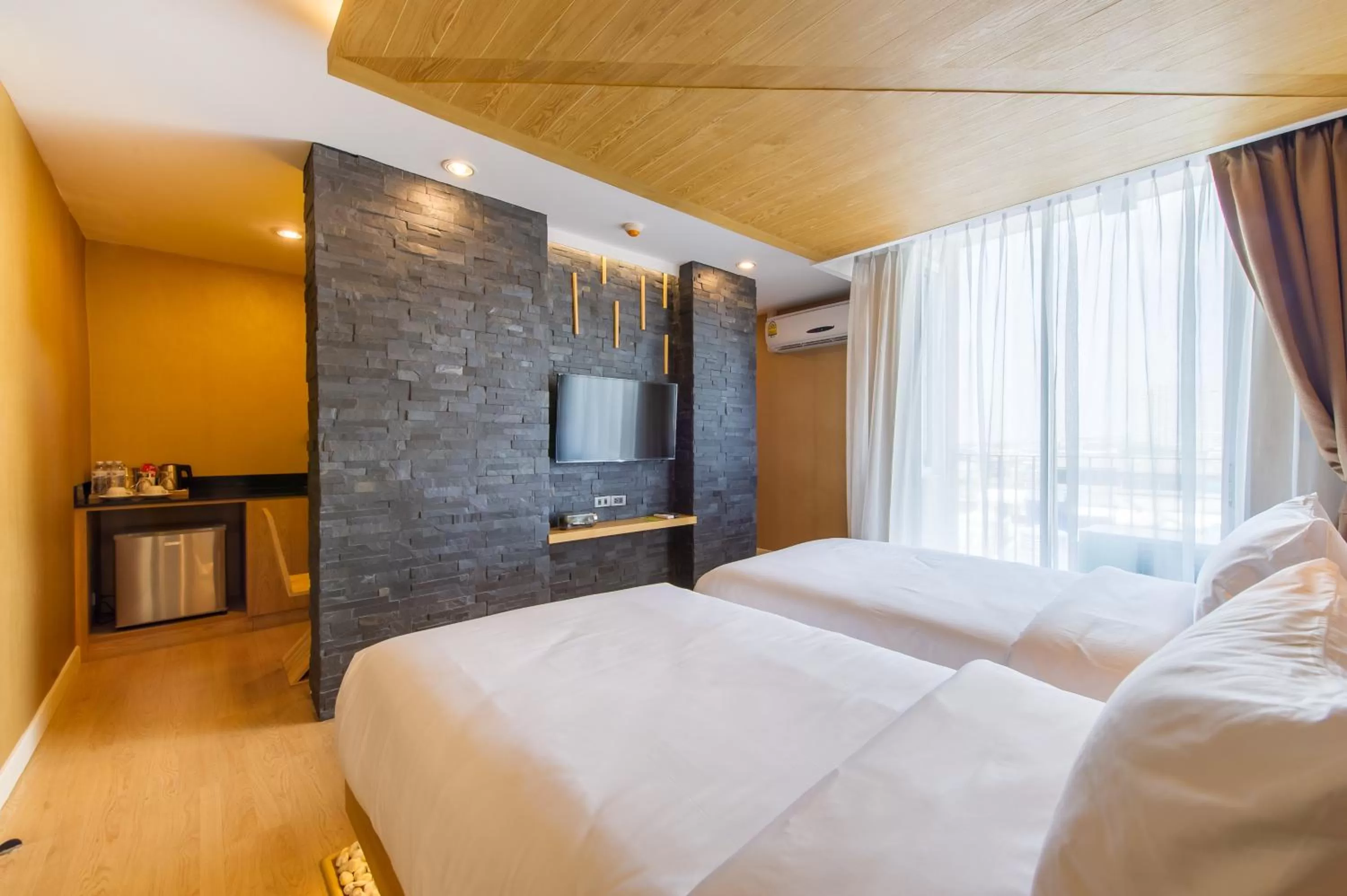 Photo of the whole room, Bed in Zenniq