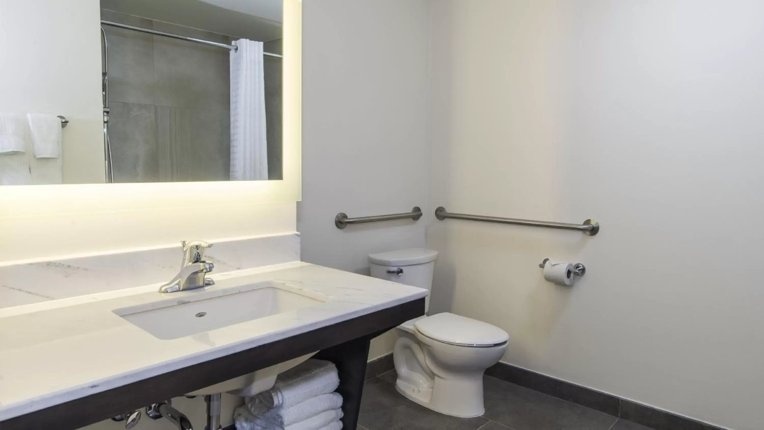 Photo of the whole room, Bathroom in Candlewood Suites - Queretaro Juriquilla, an IHG Hotel