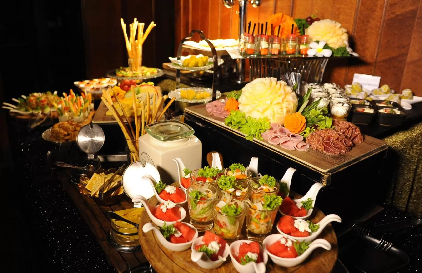 Lounge or bar, Food in Hotel Muse Bangkok Langsuan - MGallery