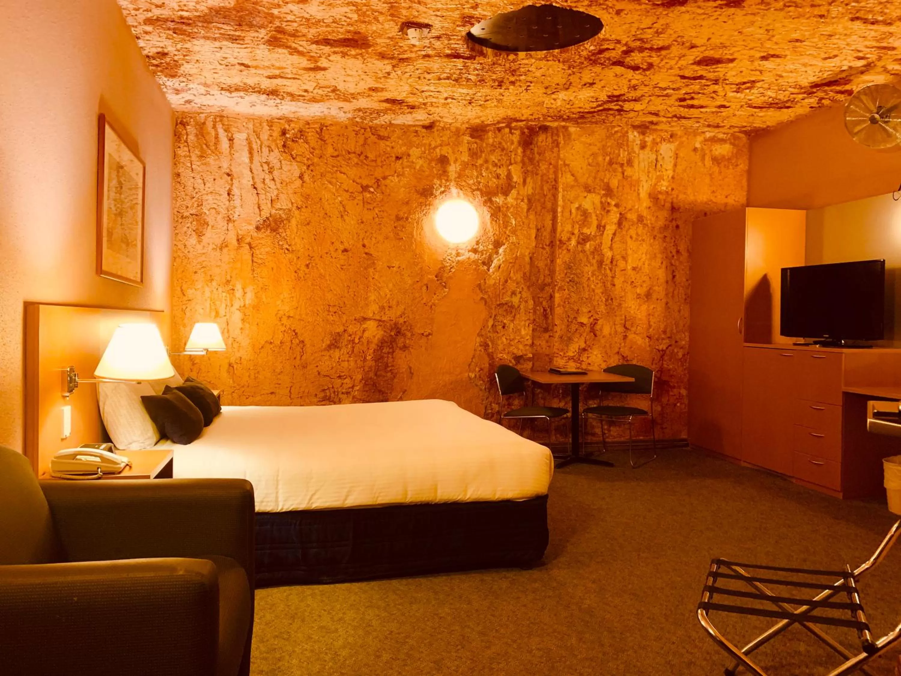 Photo of the whole room, Bed in Desert Cave Hotel