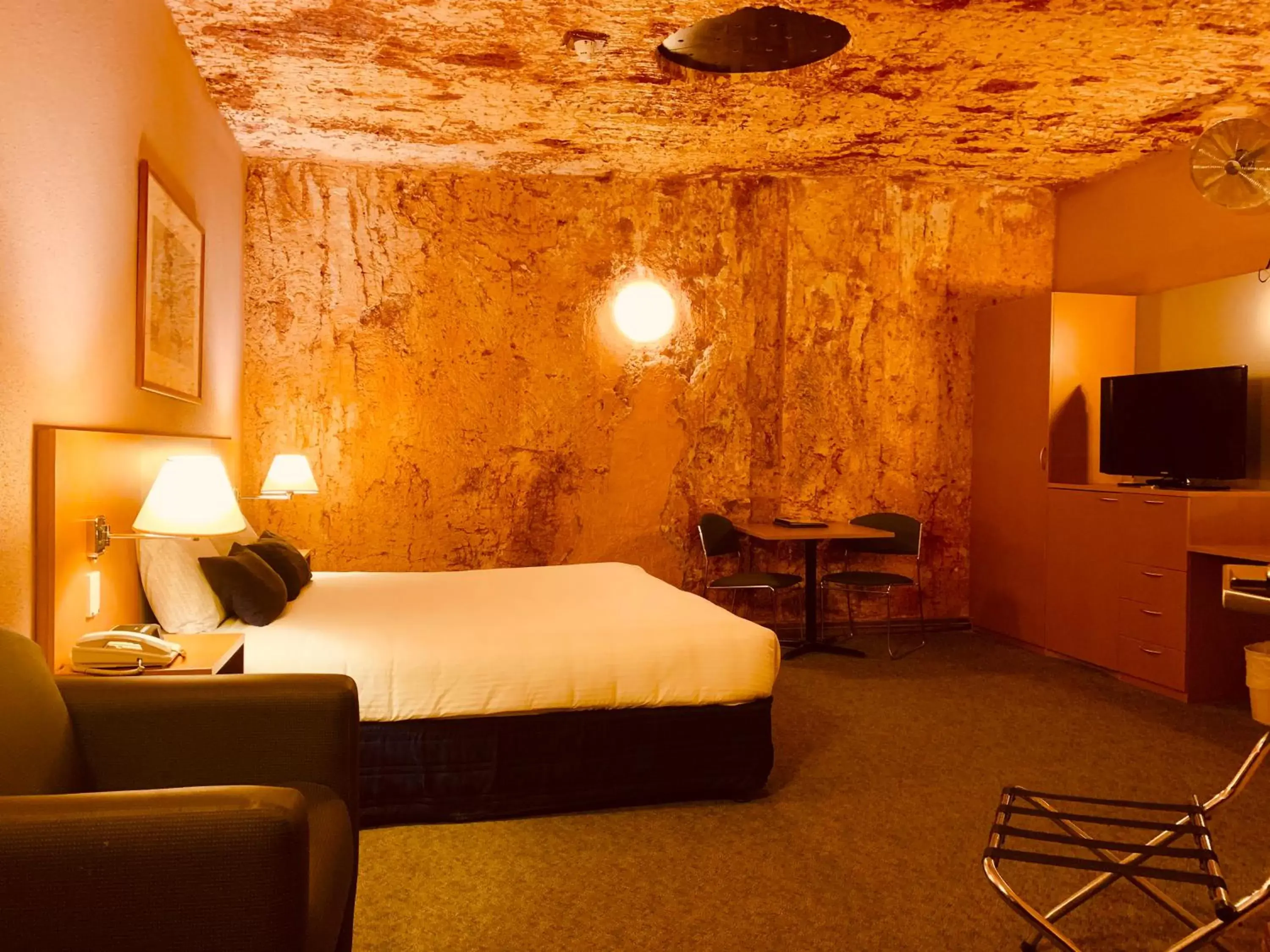 Photo of the whole room, Bed in Desert Cave Hotel