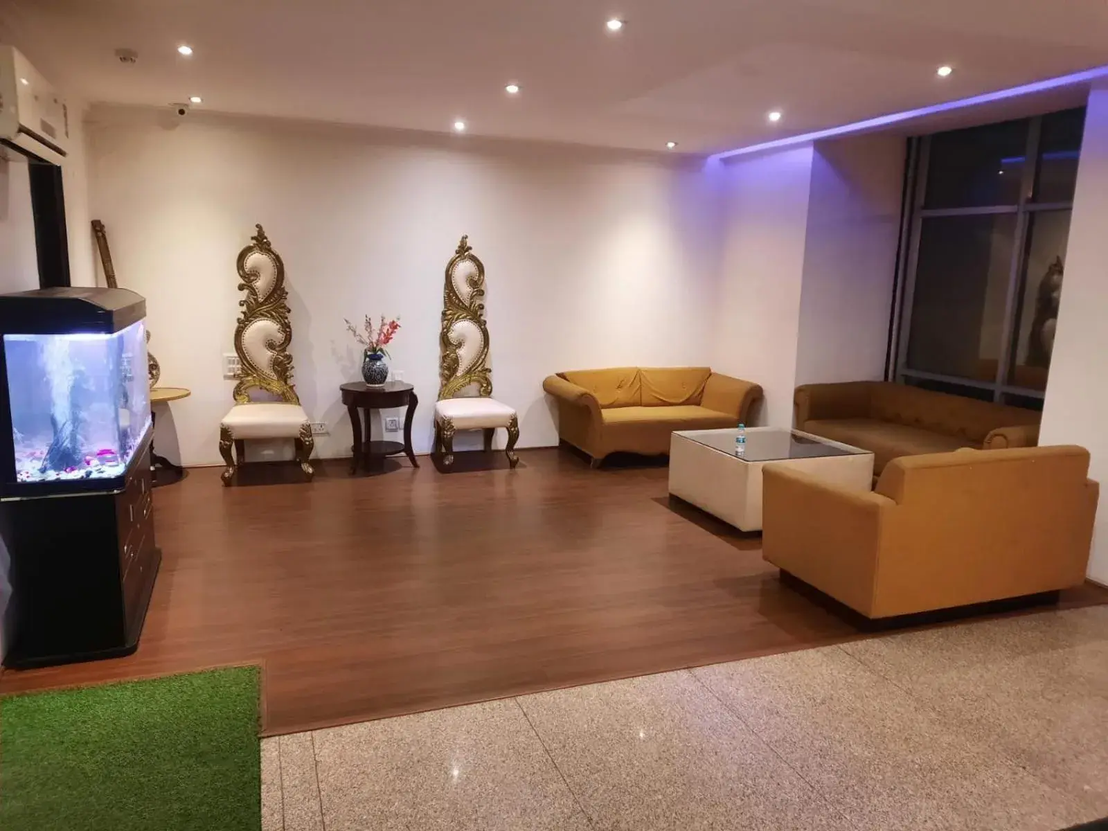 Communal lounge/ TV room in Zenith Hotel - Delhi Airport