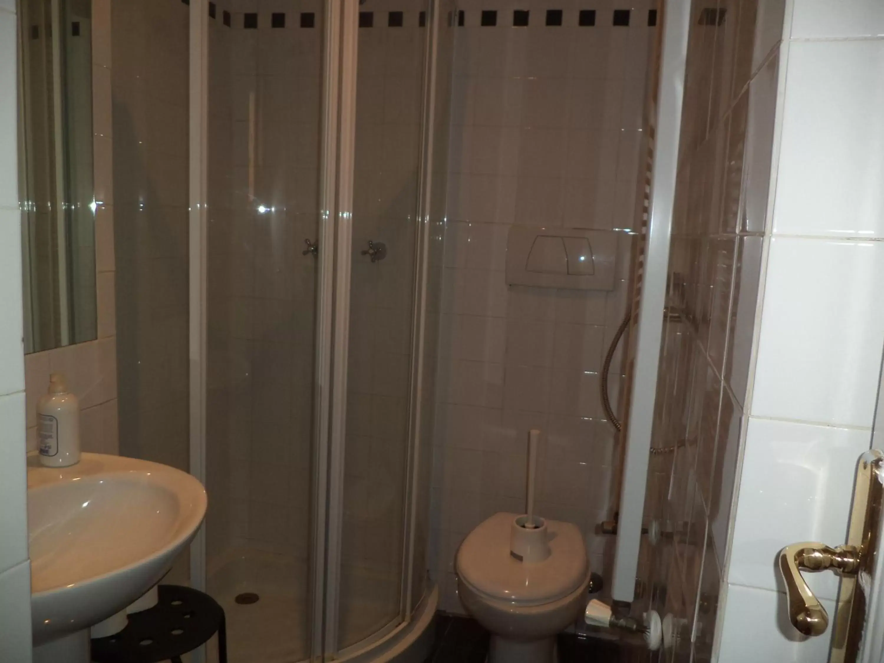 Shower, Bathroom in Quo Vadis Roma 2