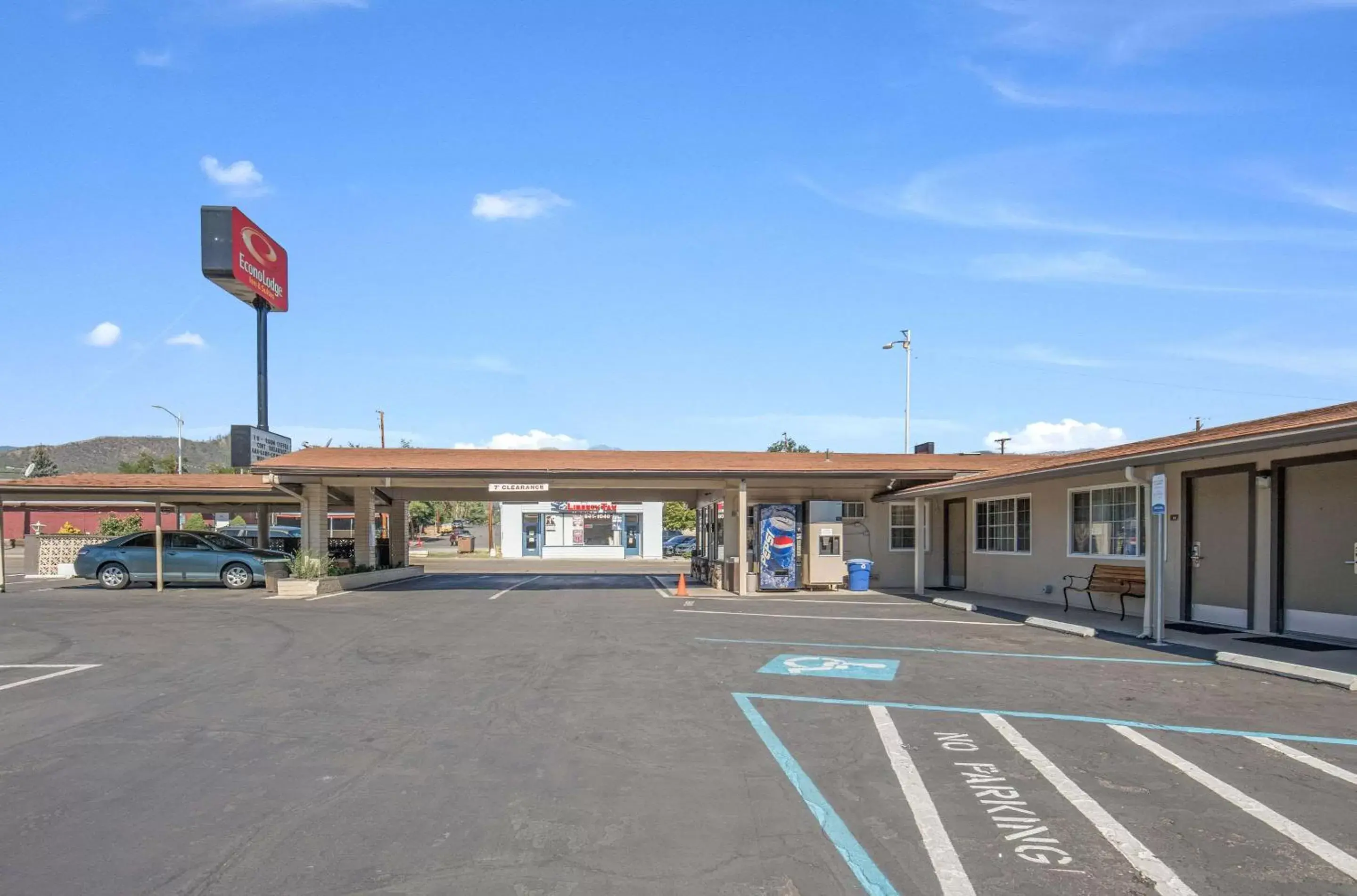 Property building, Facade/Entrance in Econo Lodge Yreka