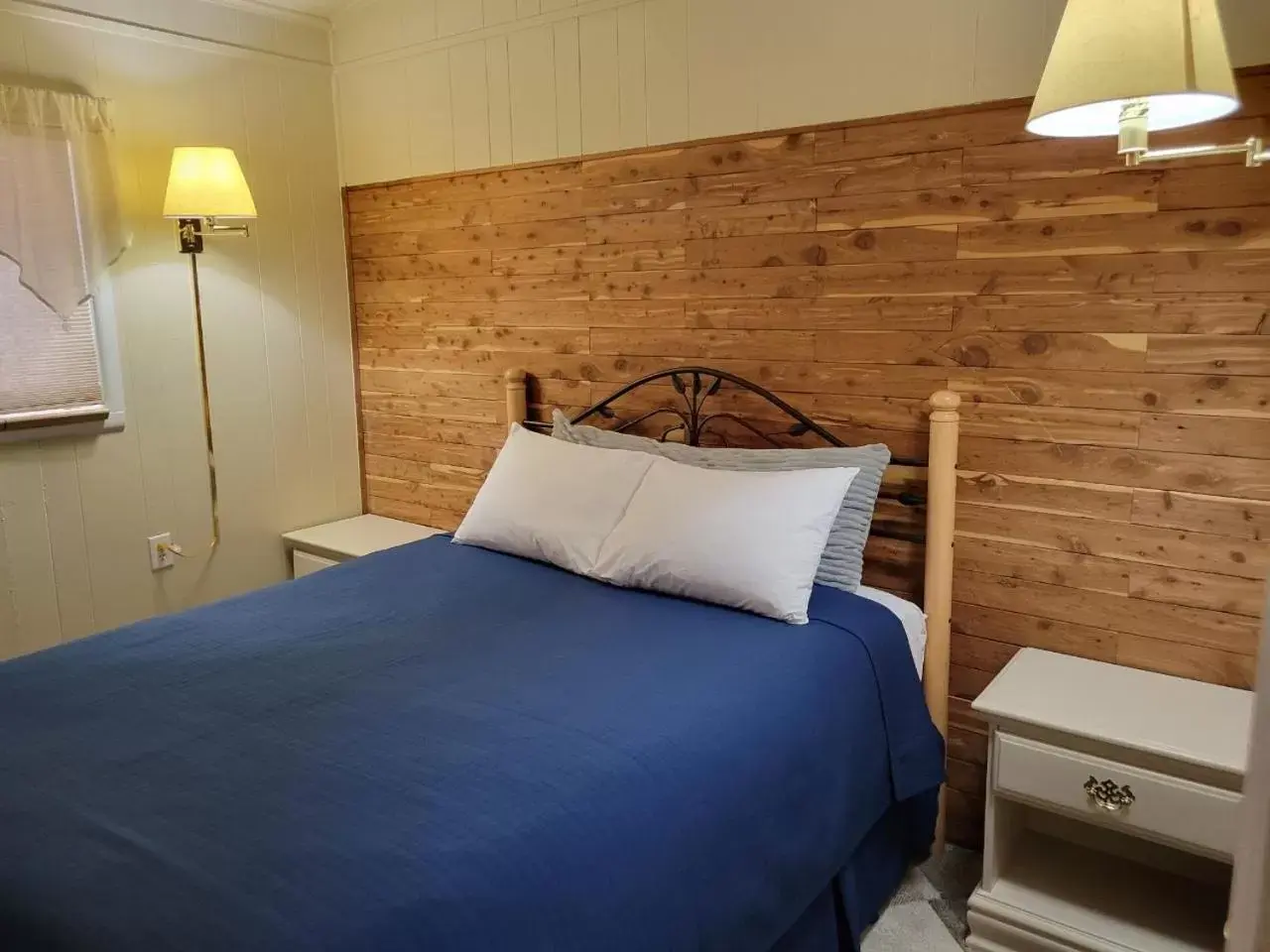 Bedroom, Bed in Husker Inn
