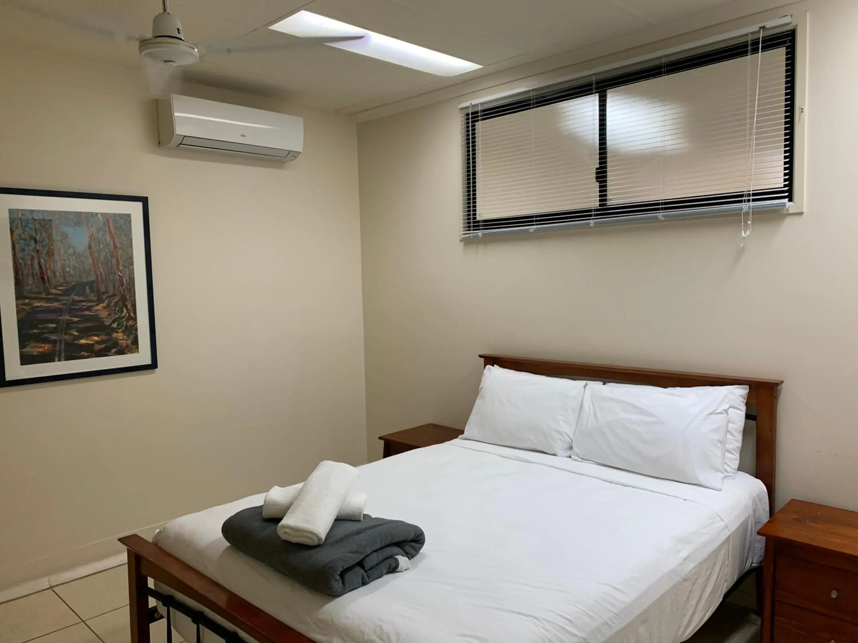 Photo of the whole room, Bed in Cairns City Sheridan Motel