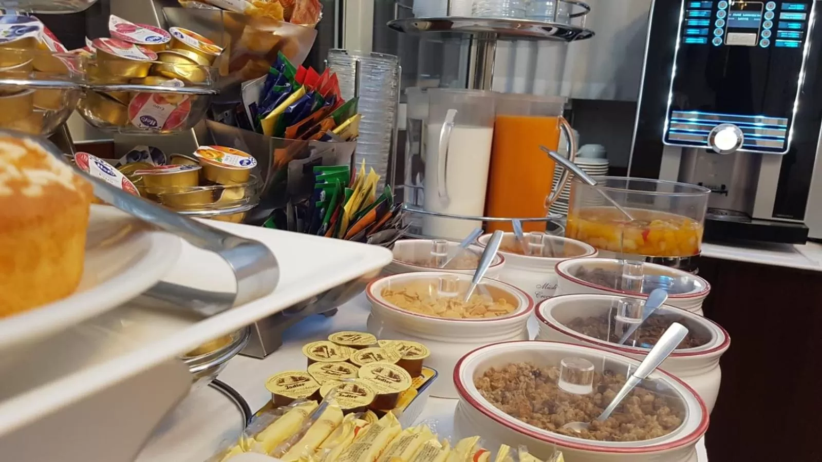 Food and drinks in Hotel Best Roma