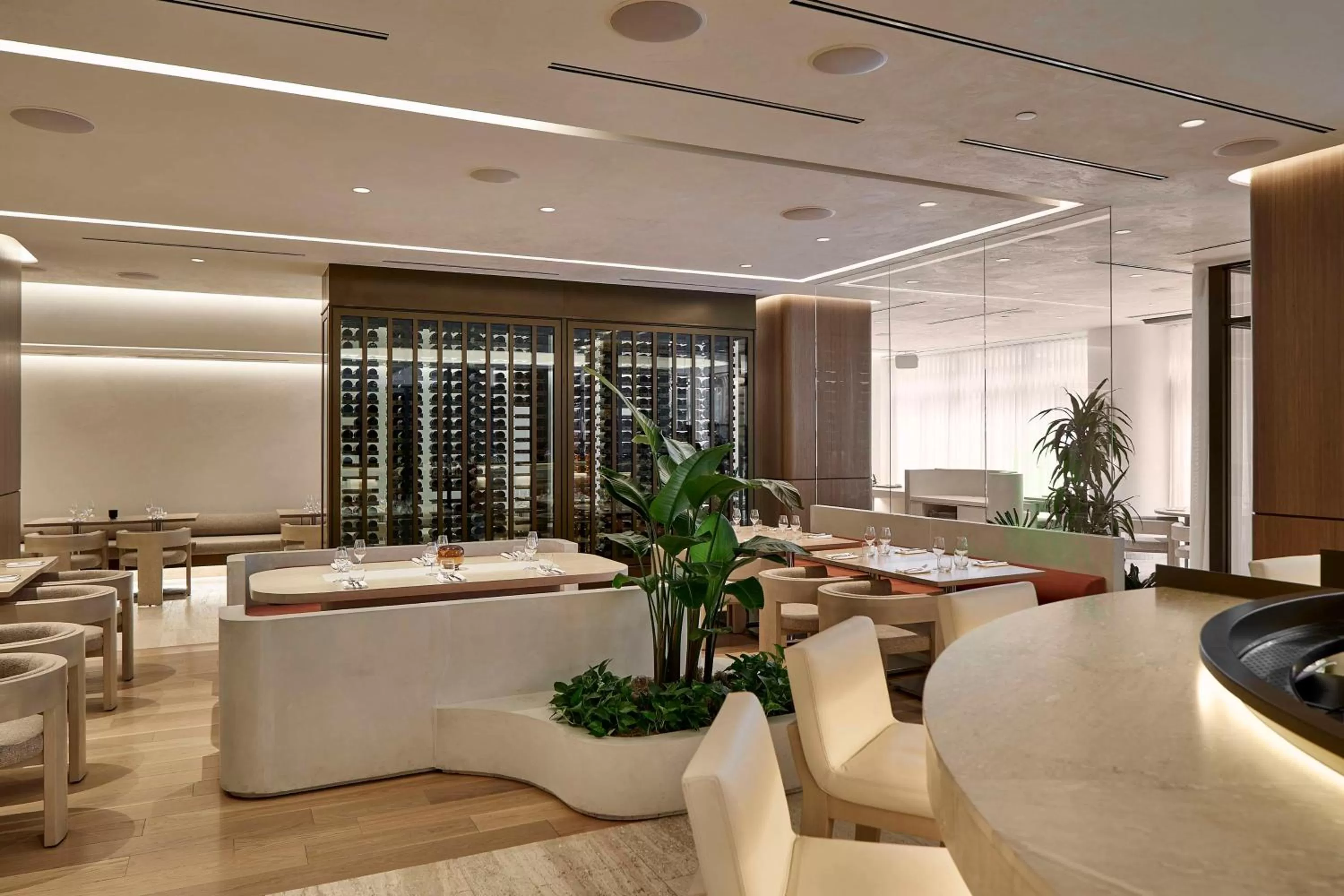 Restaurant/places to eat in Vogue Hotel Montreal Downtown, Curio Collection by Hilton