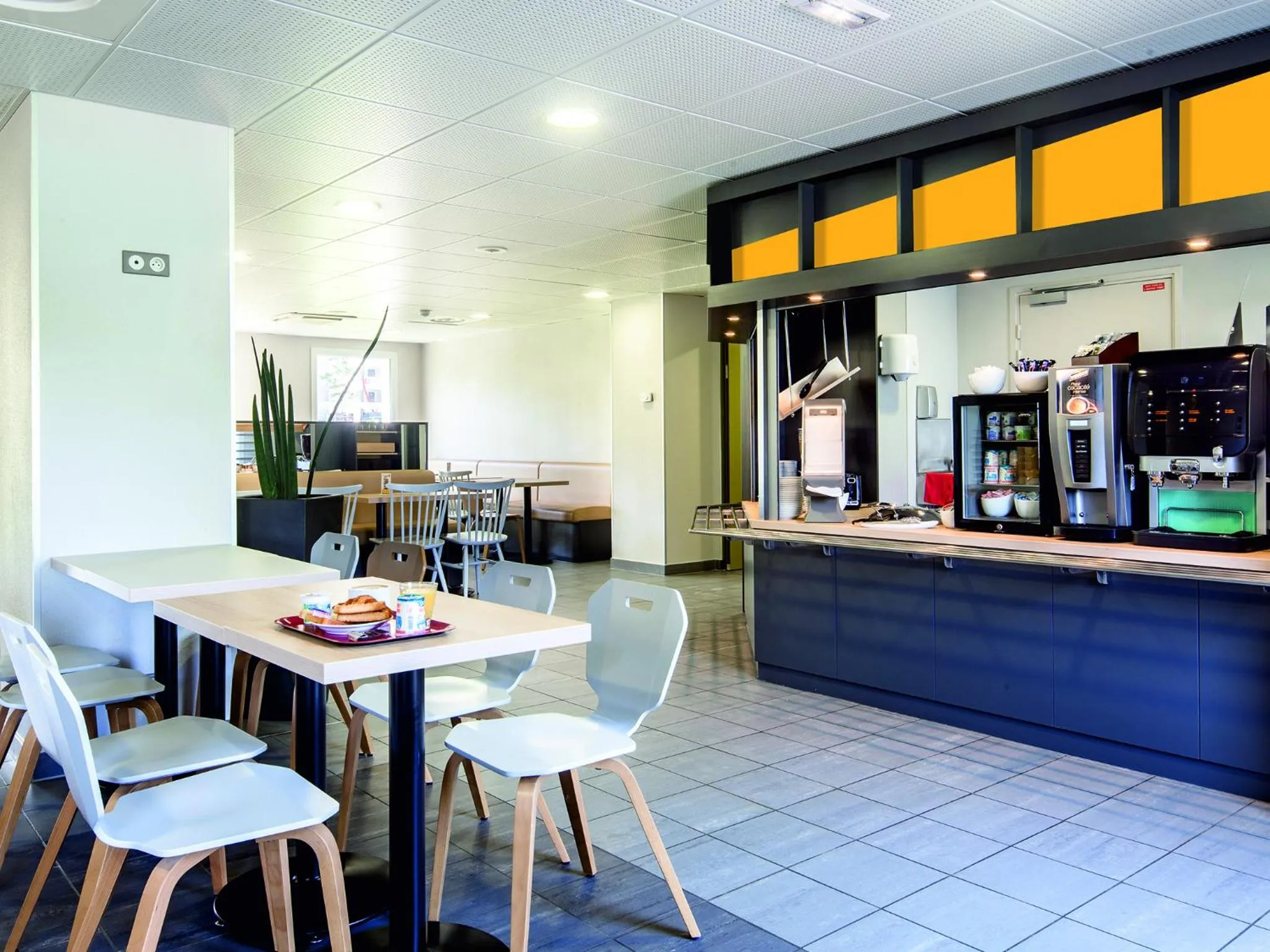 Restaurant/places to eat in B&B HOTEL Paris Romainville Noisy-le-Sec