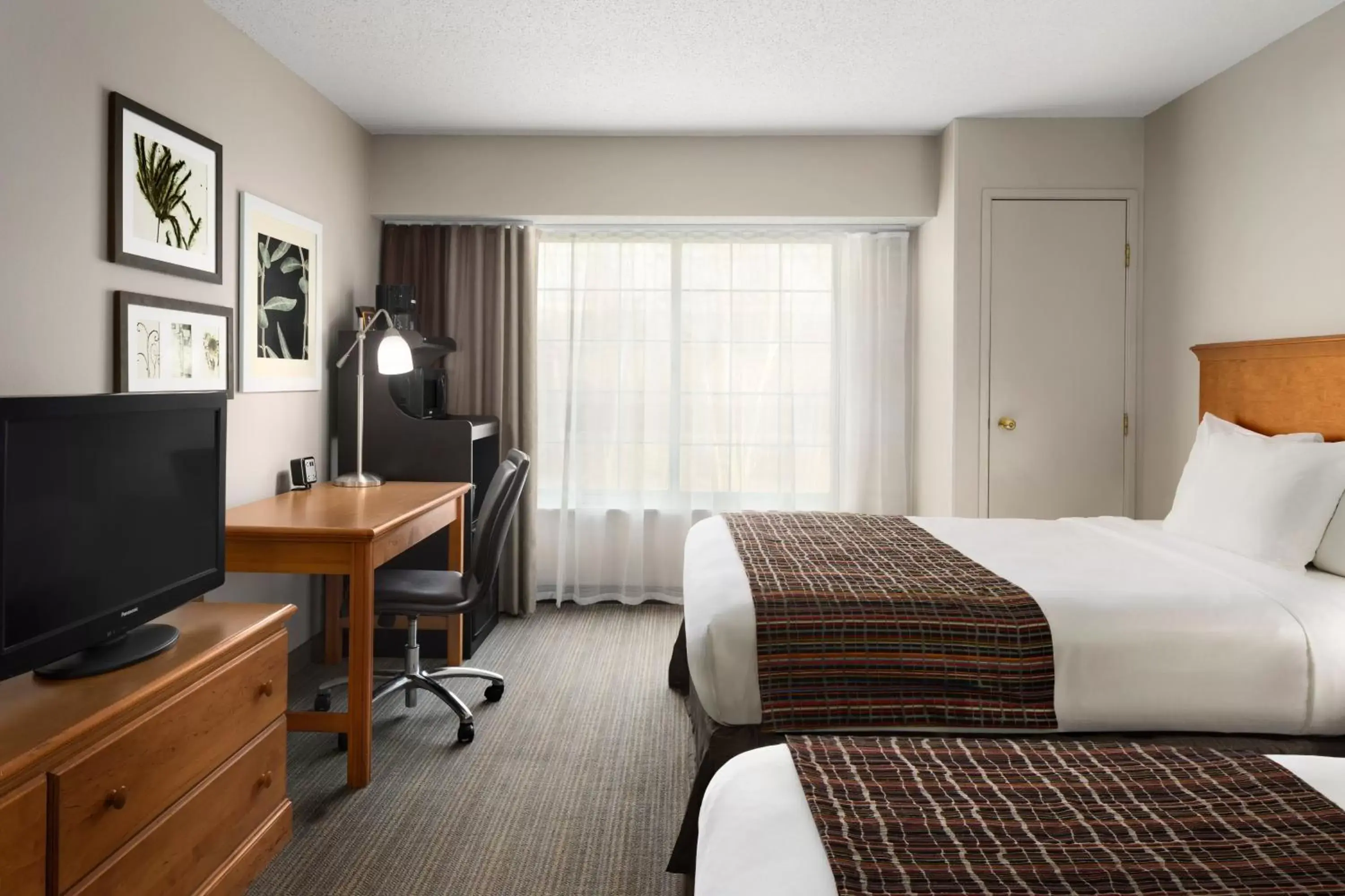 Seating area, Bed in Country Inn & Suites by Radisson, Columbus Airport, OH