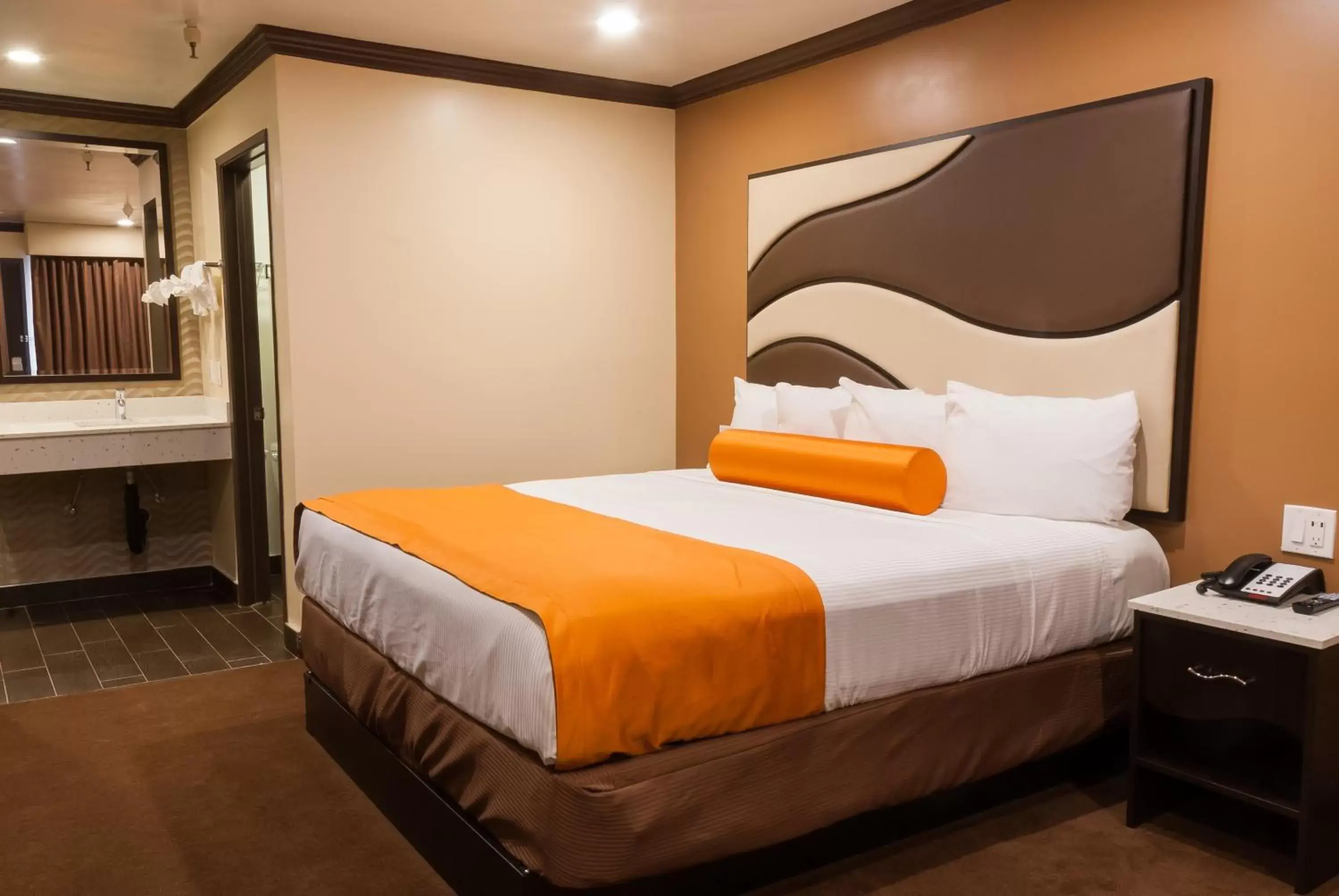 Bedroom, Bed in Redondo Pier Inn