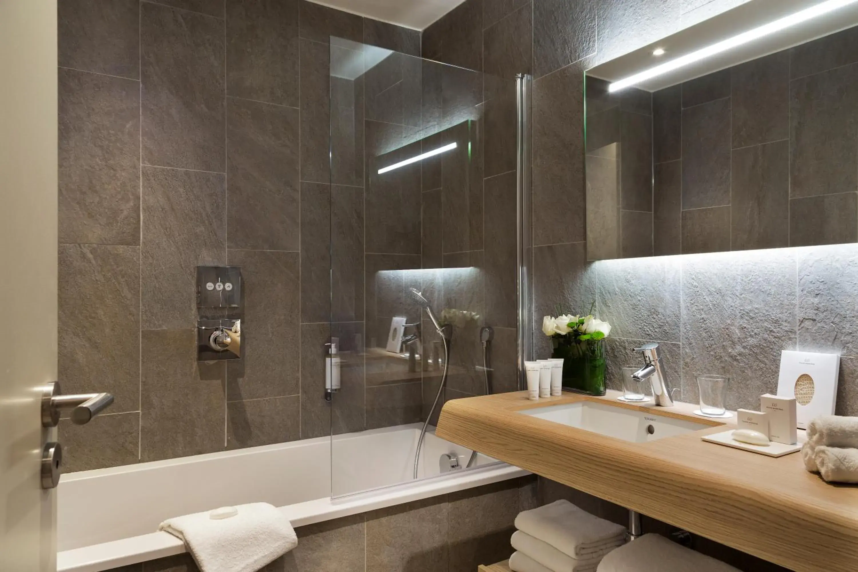 Bathroom in Hôtel Barrière L'Hôtel du Golf