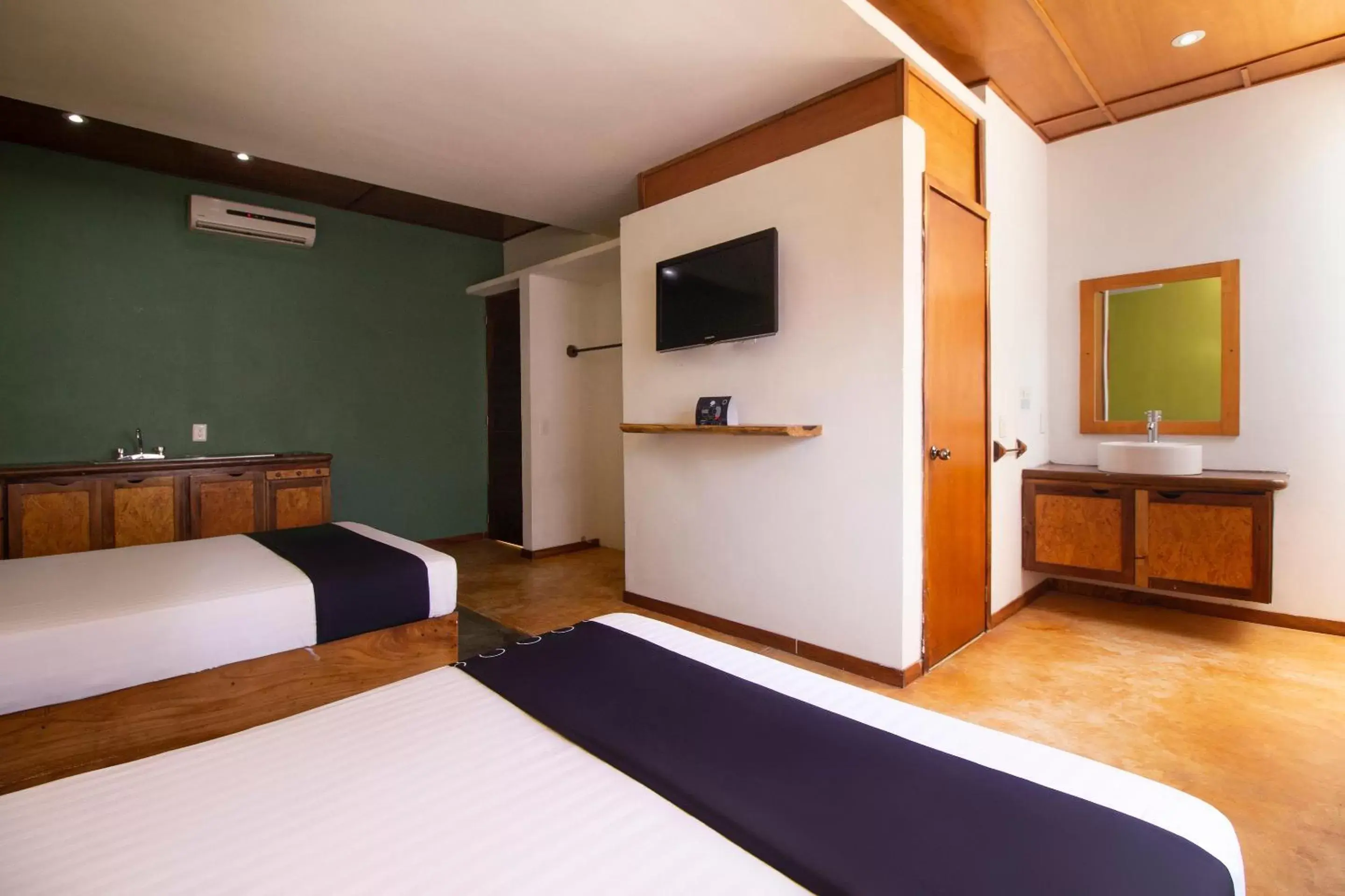 Bedroom, TV/Entertainment Center in Hotel Samanu