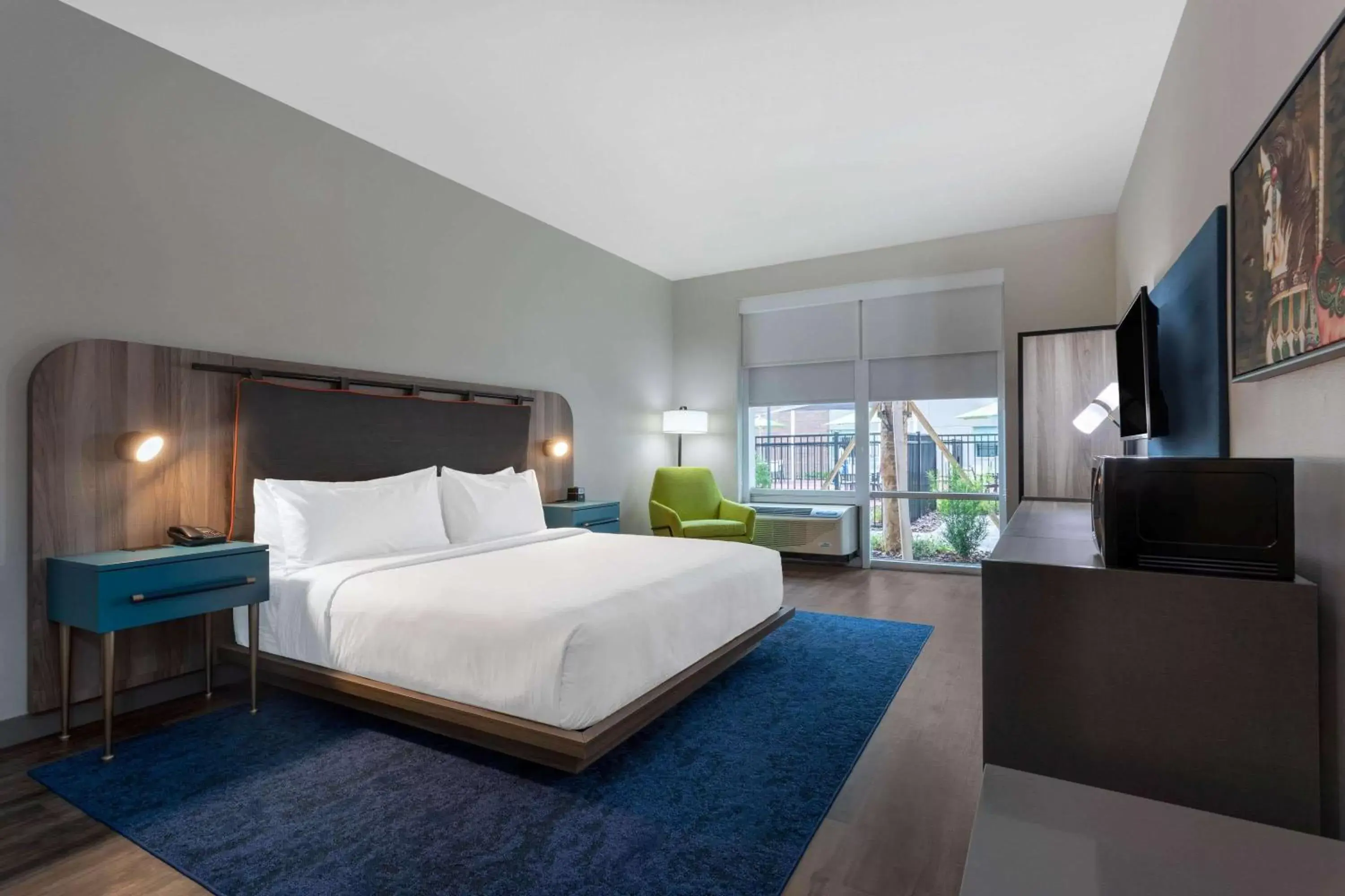 Photo of the whole room in TRYP by Wyndham Orlando