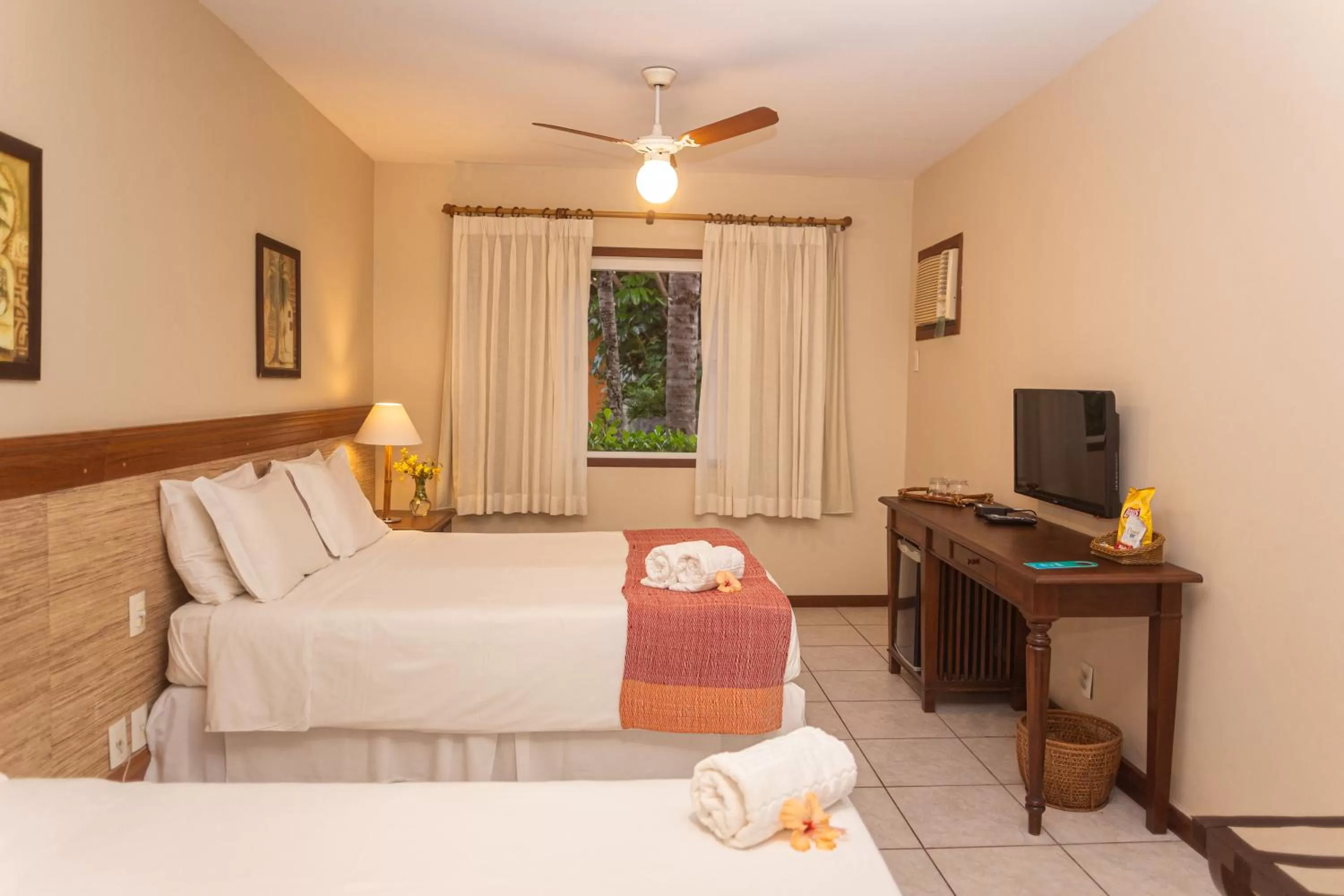 Photo of the whole room, Bed in Pousada Corsario Buzios