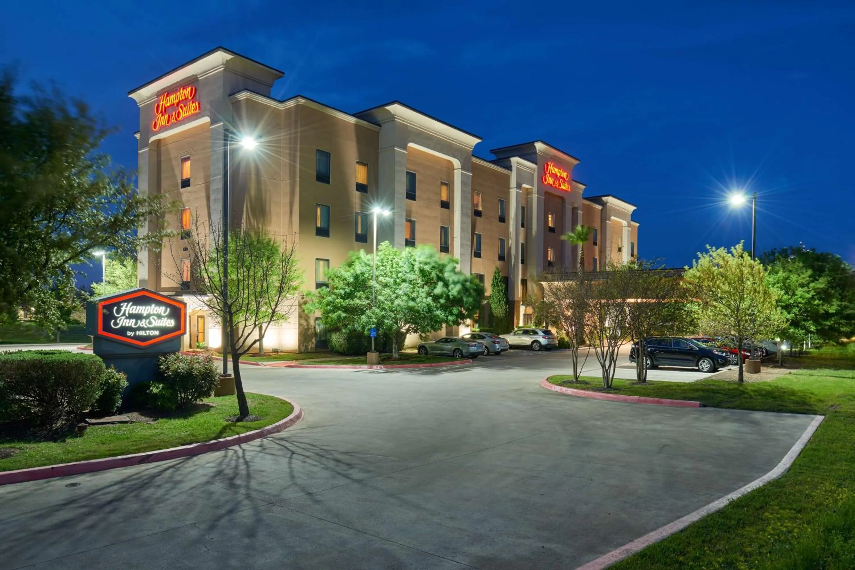 Property building in Hampton Inn & Suites Austin South Buda