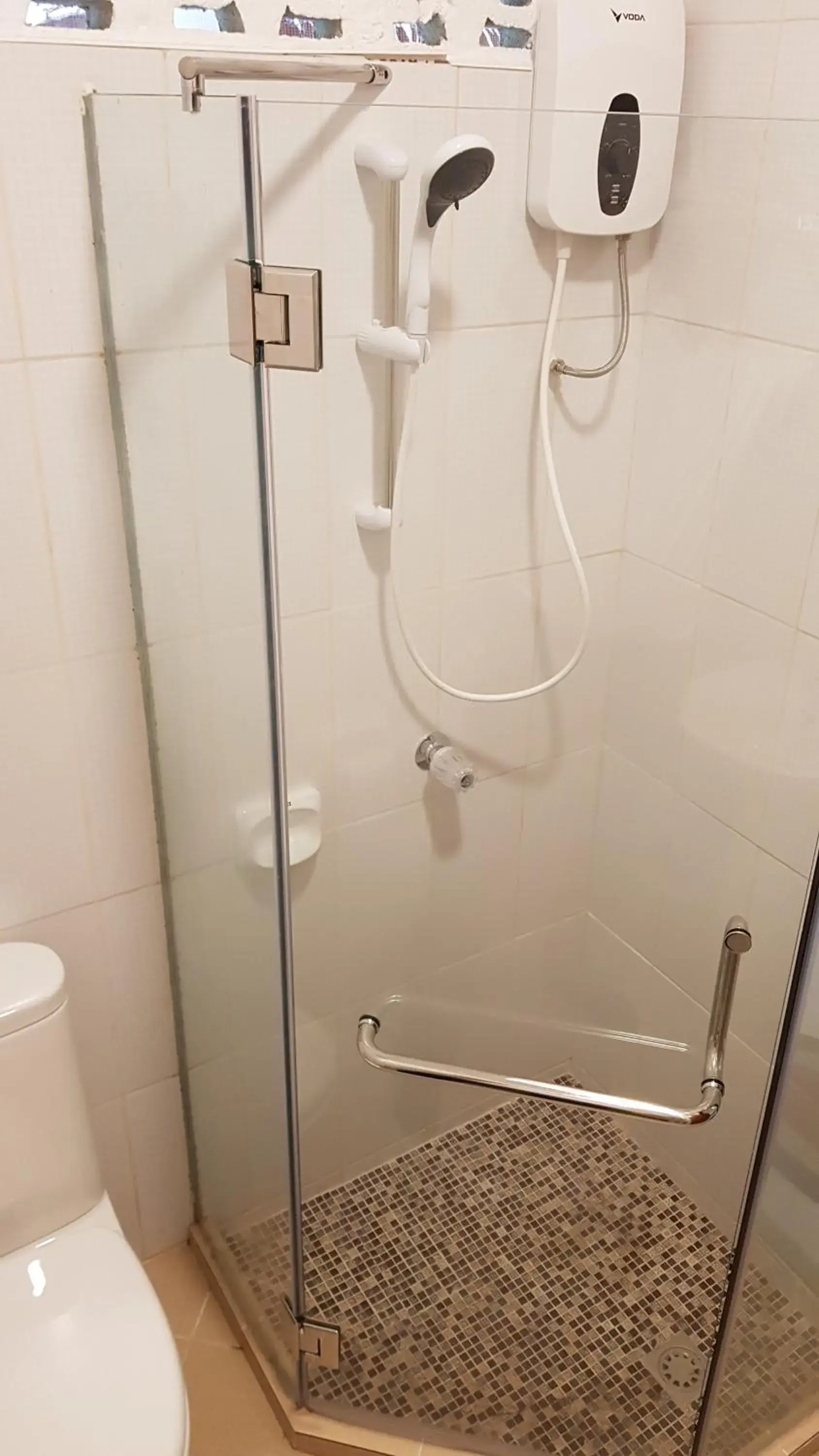 Shower, Bathroom in Divers Lodge