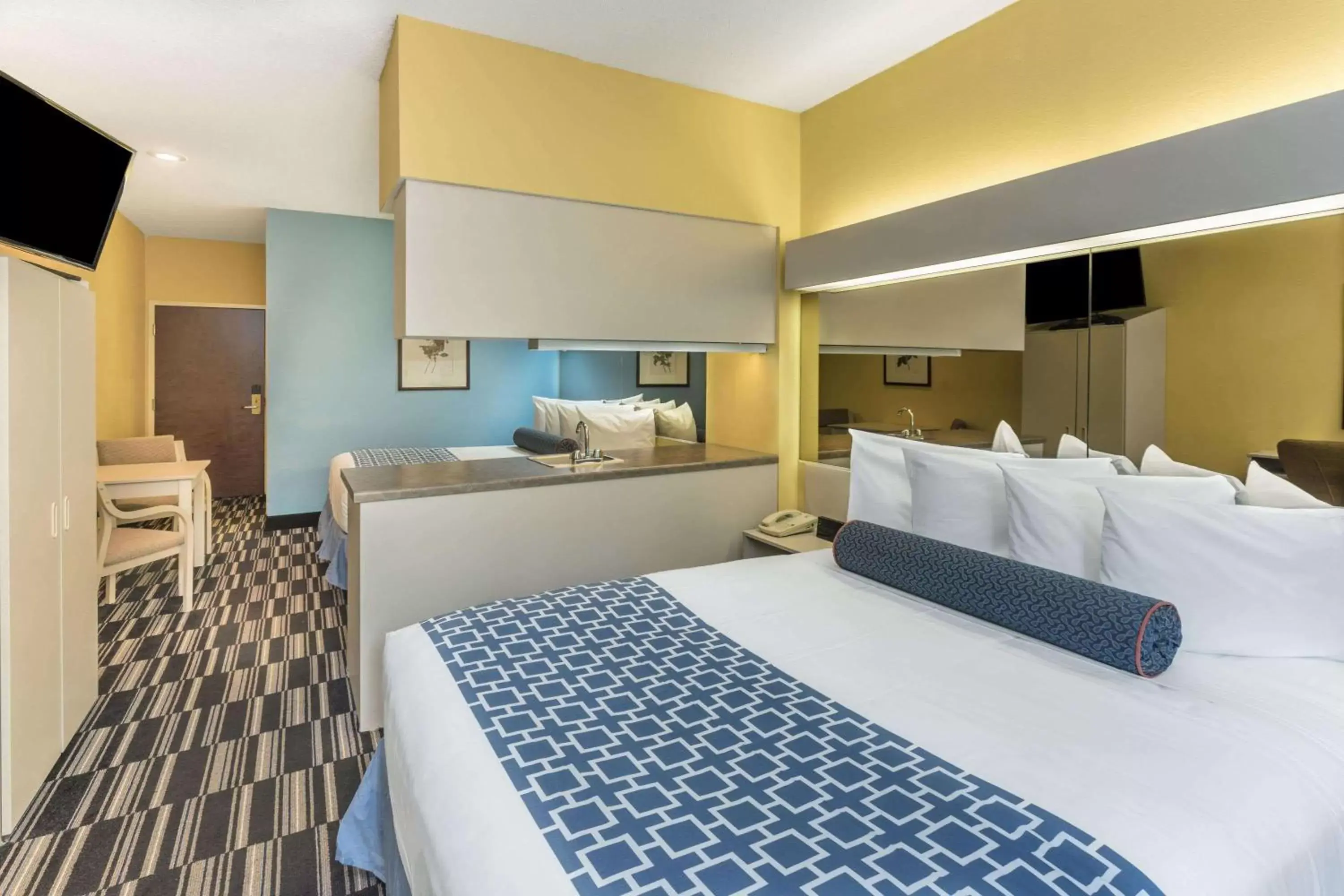 Photo of the whole room, Bed in Microtel Inn & Suites by Wyndham Stockbridge/Atlanta I-75