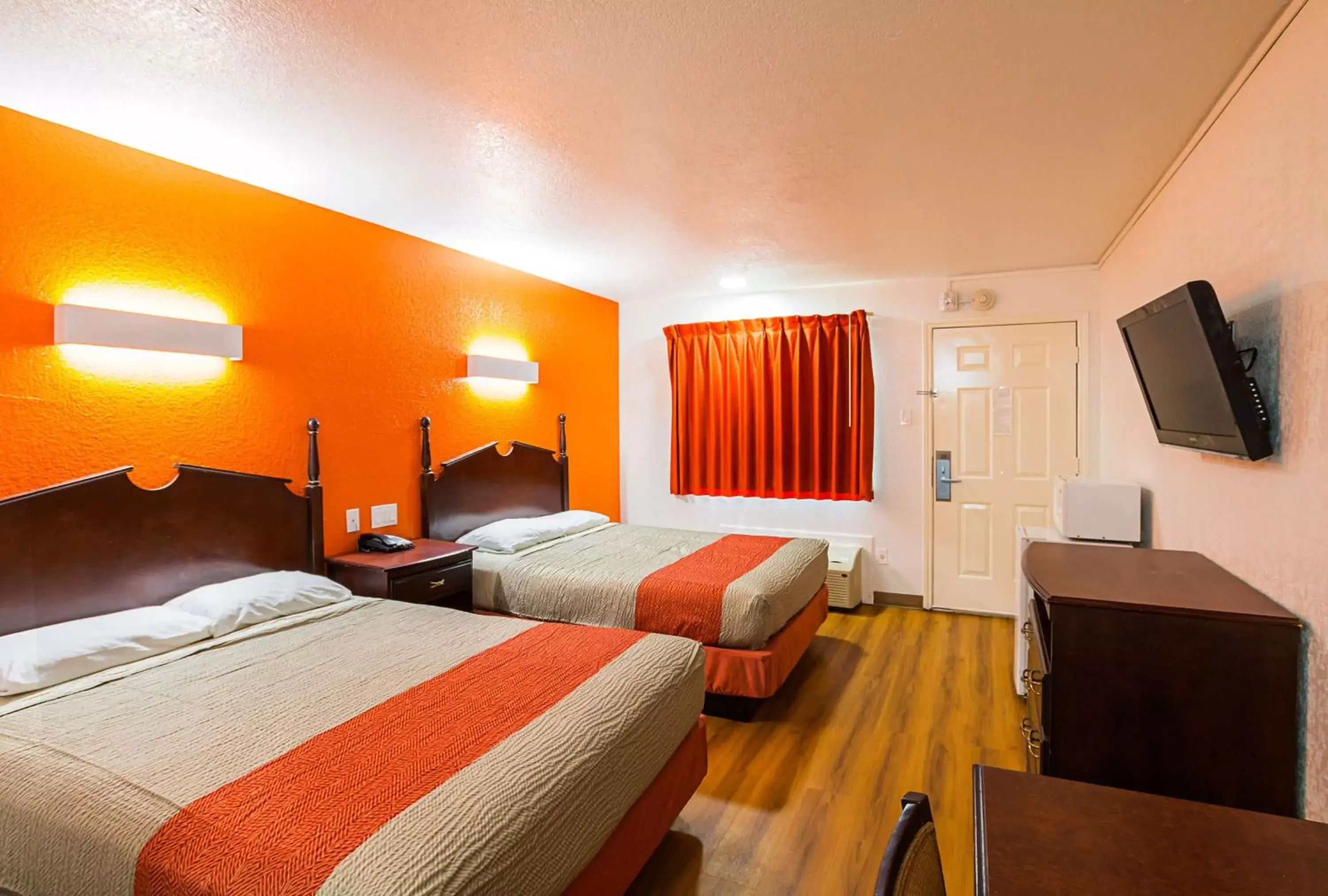 TV and multimedia, Bed in Motel 6-Red Oak, TX - Dallas