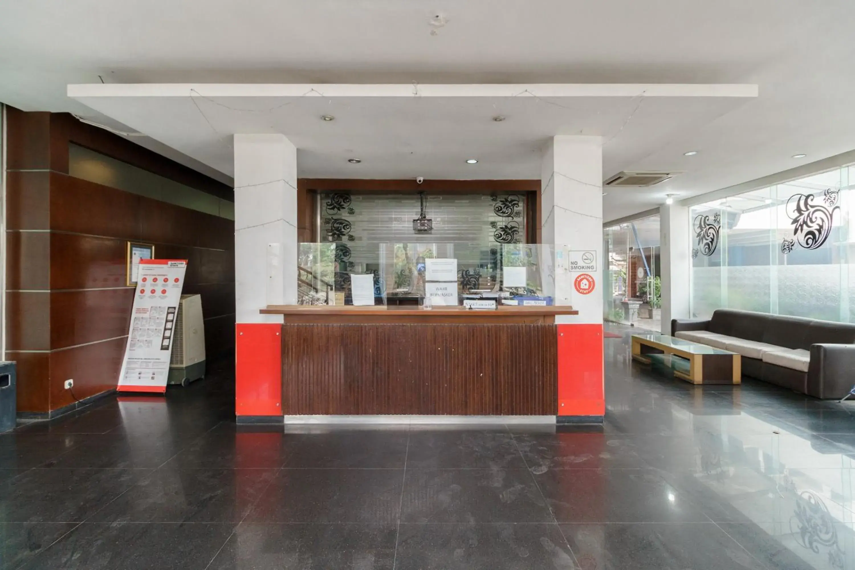 Lobby/Reception in RedDoorz @ Cikarang 2